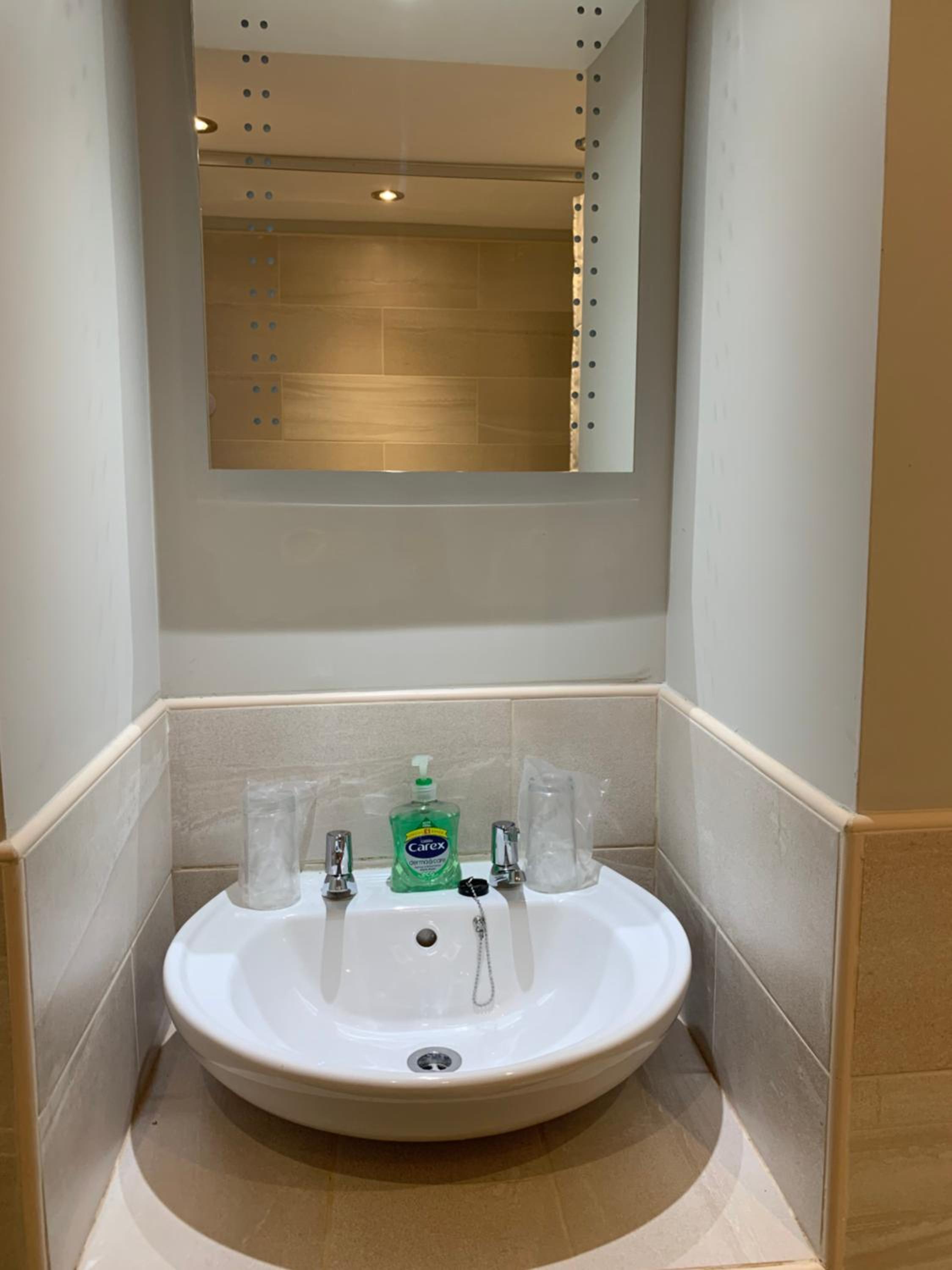 Twin Room with Private Bathroom photo 2