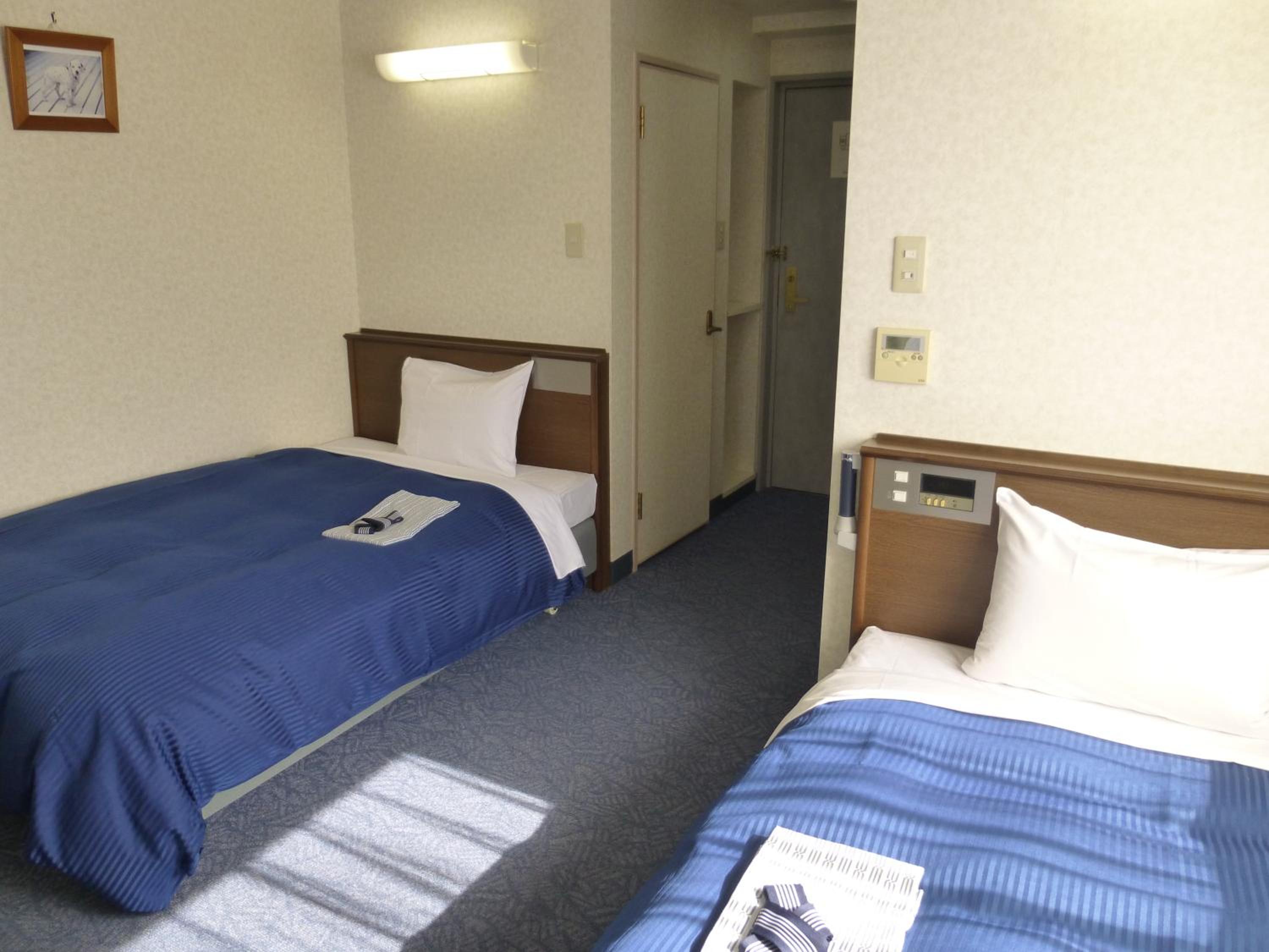 Twin Room - Non-Smoking - Photo 3
