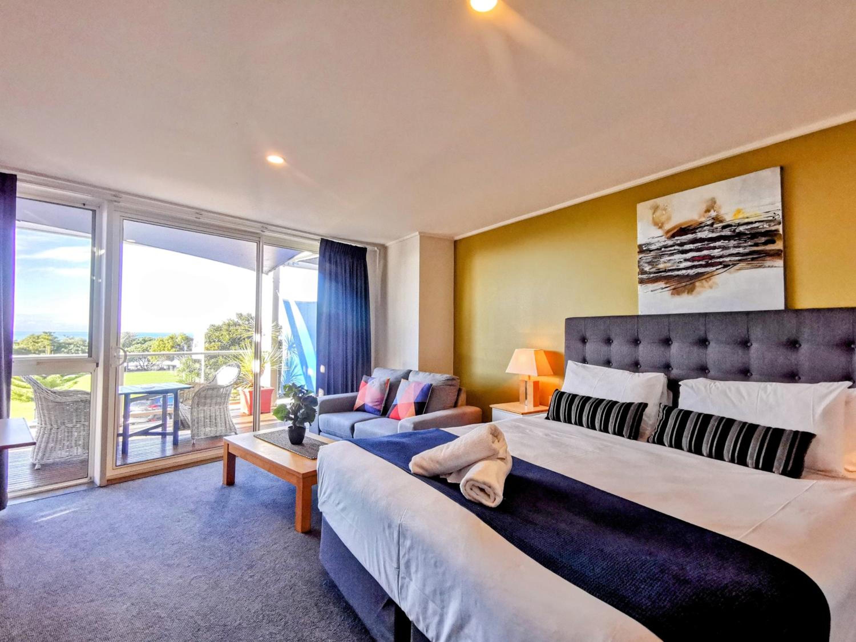 Deluxe King Room with Ocean View photo 1
