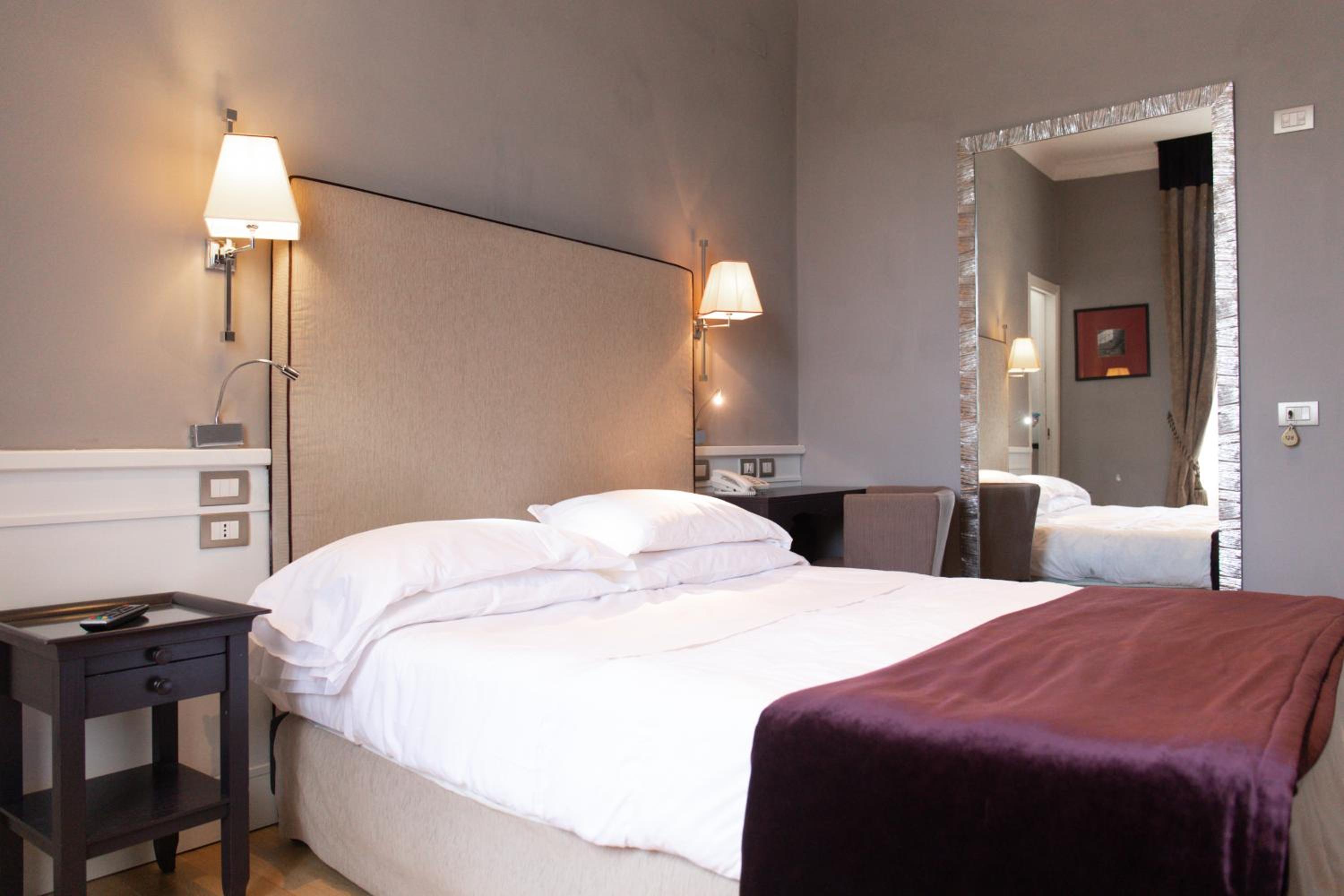 Classic Double or Twin Room - Photo 12