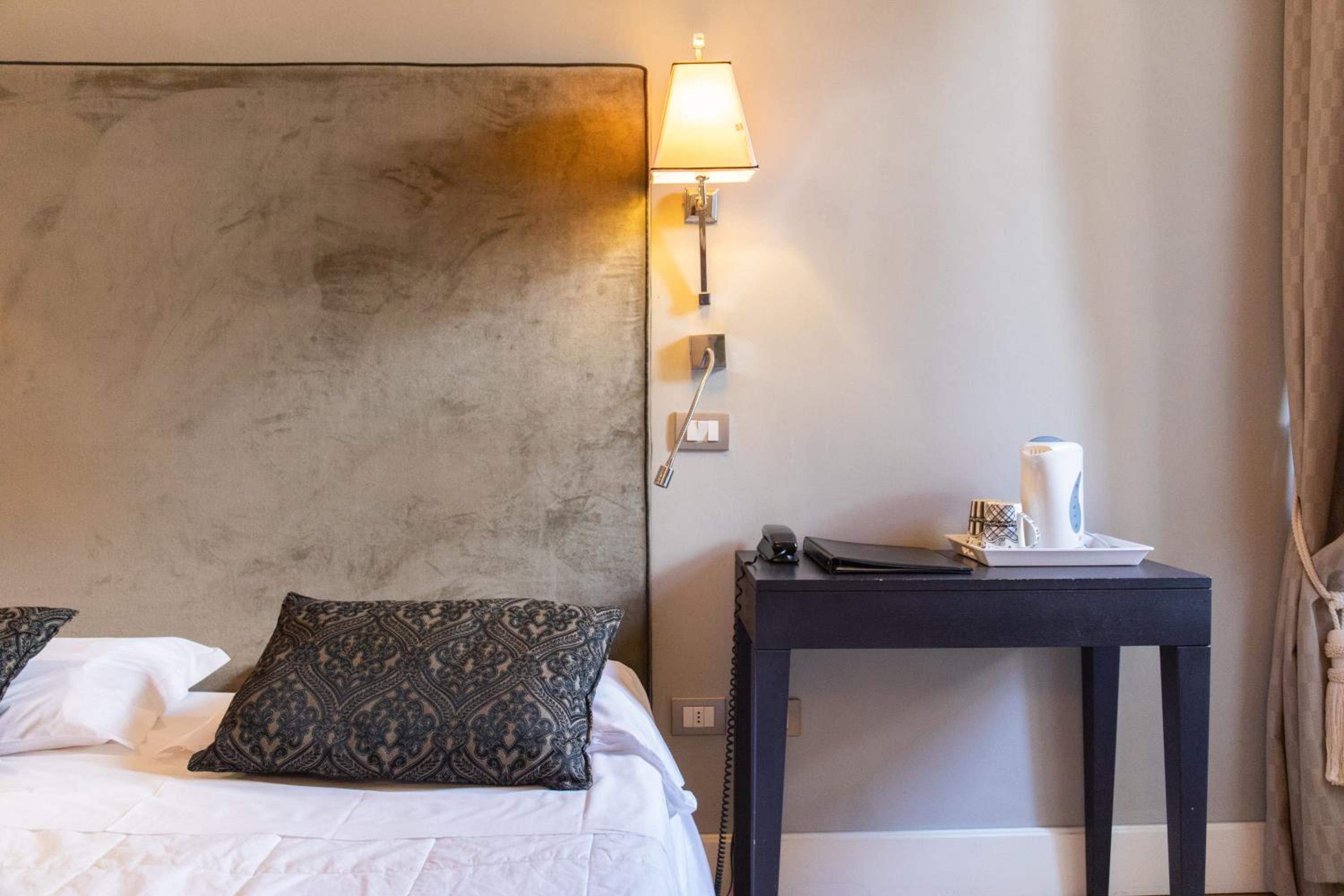 Classic Double or Twin Room - Photo 13
