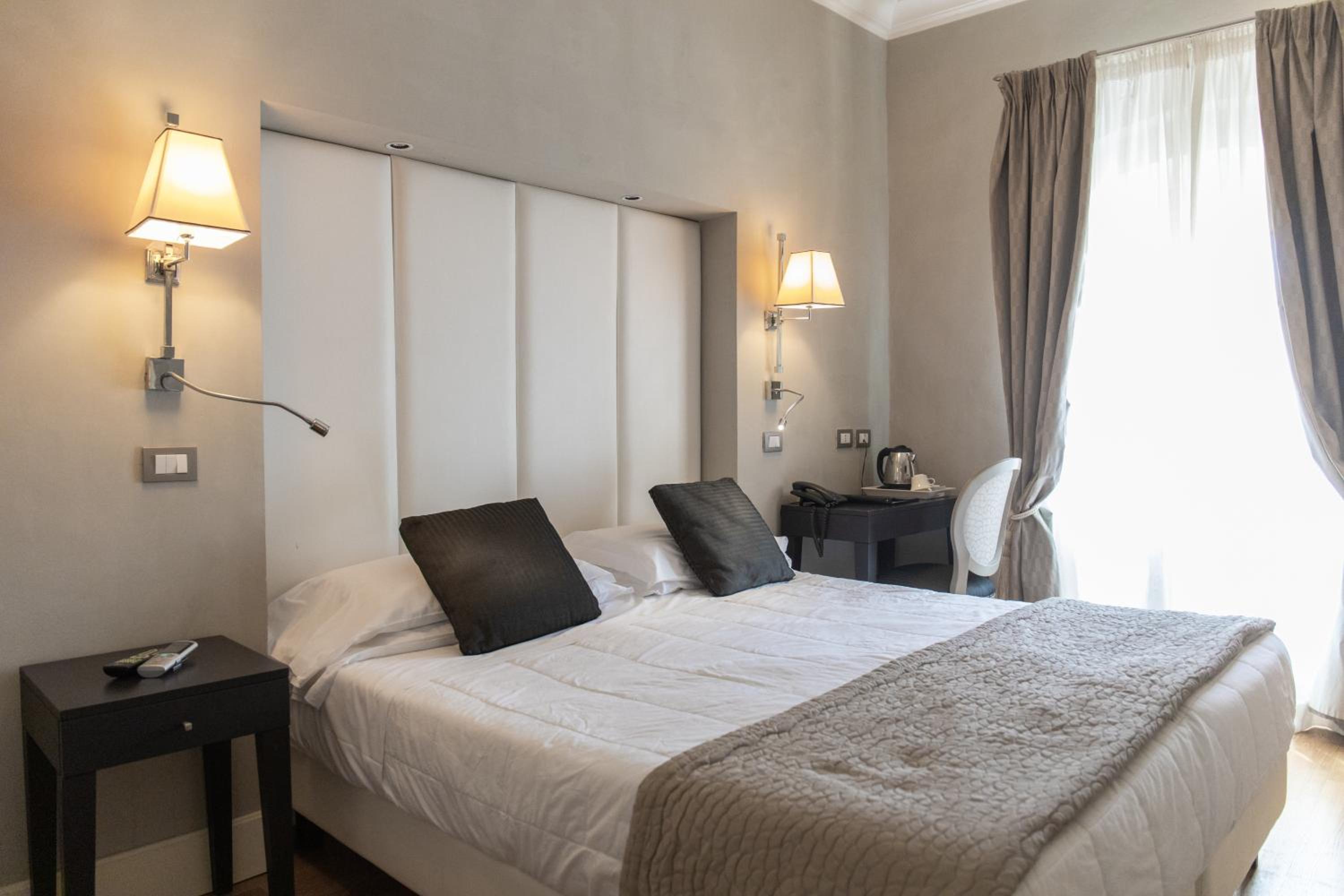 Classic Double or Twin Room - Photo 11