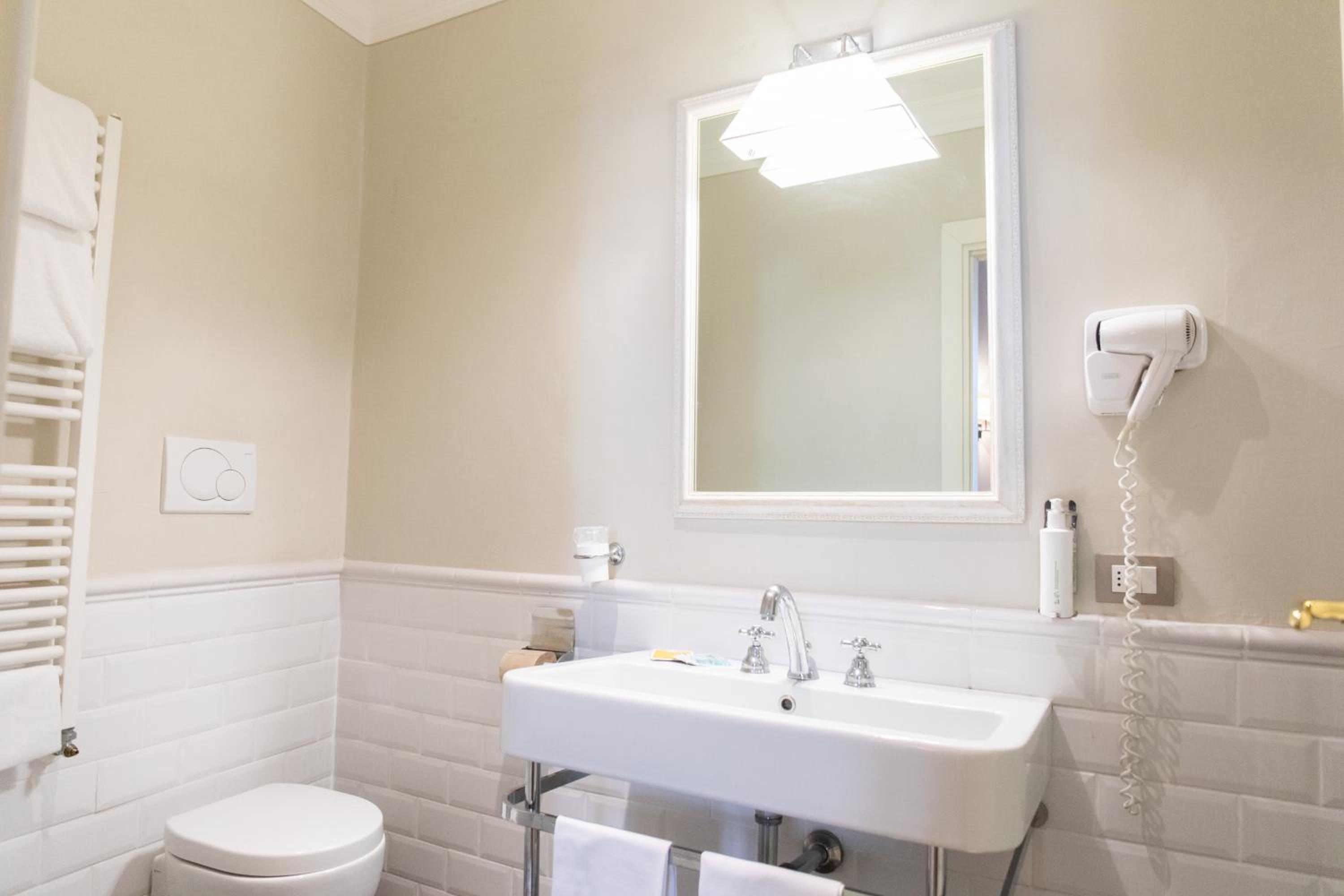 Classic Double or Twin Room - Photo 5