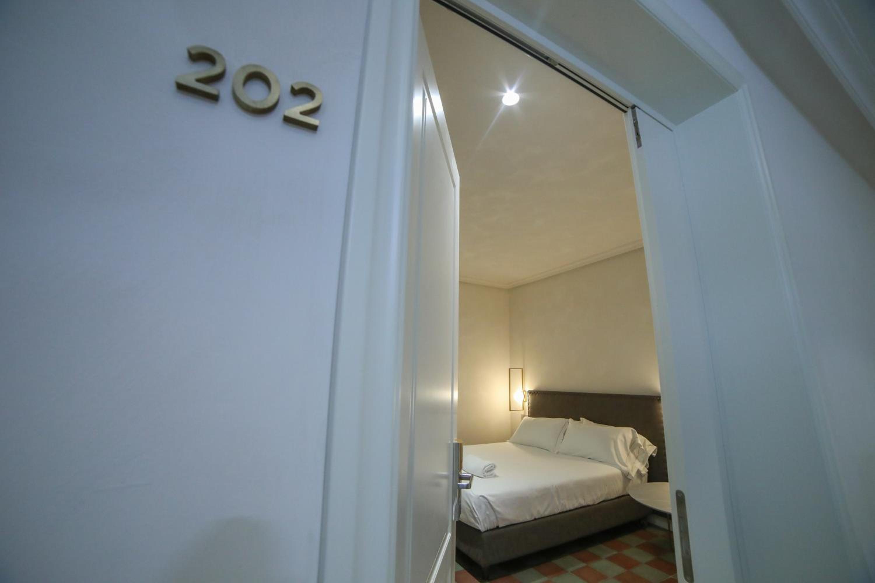 Standard Double or Twin Room - Photo 12
