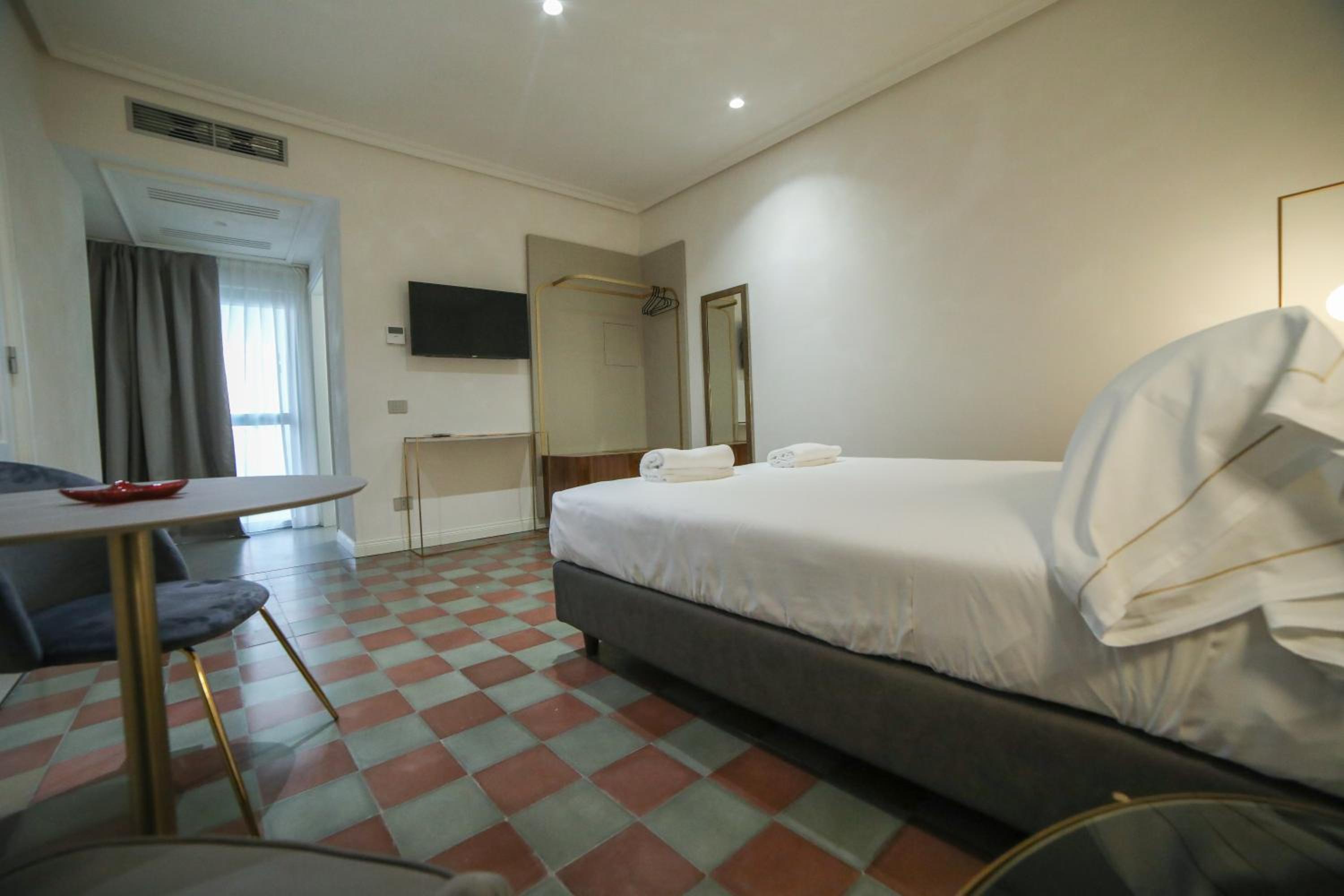 Standard Double or Twin Room - Photo 10