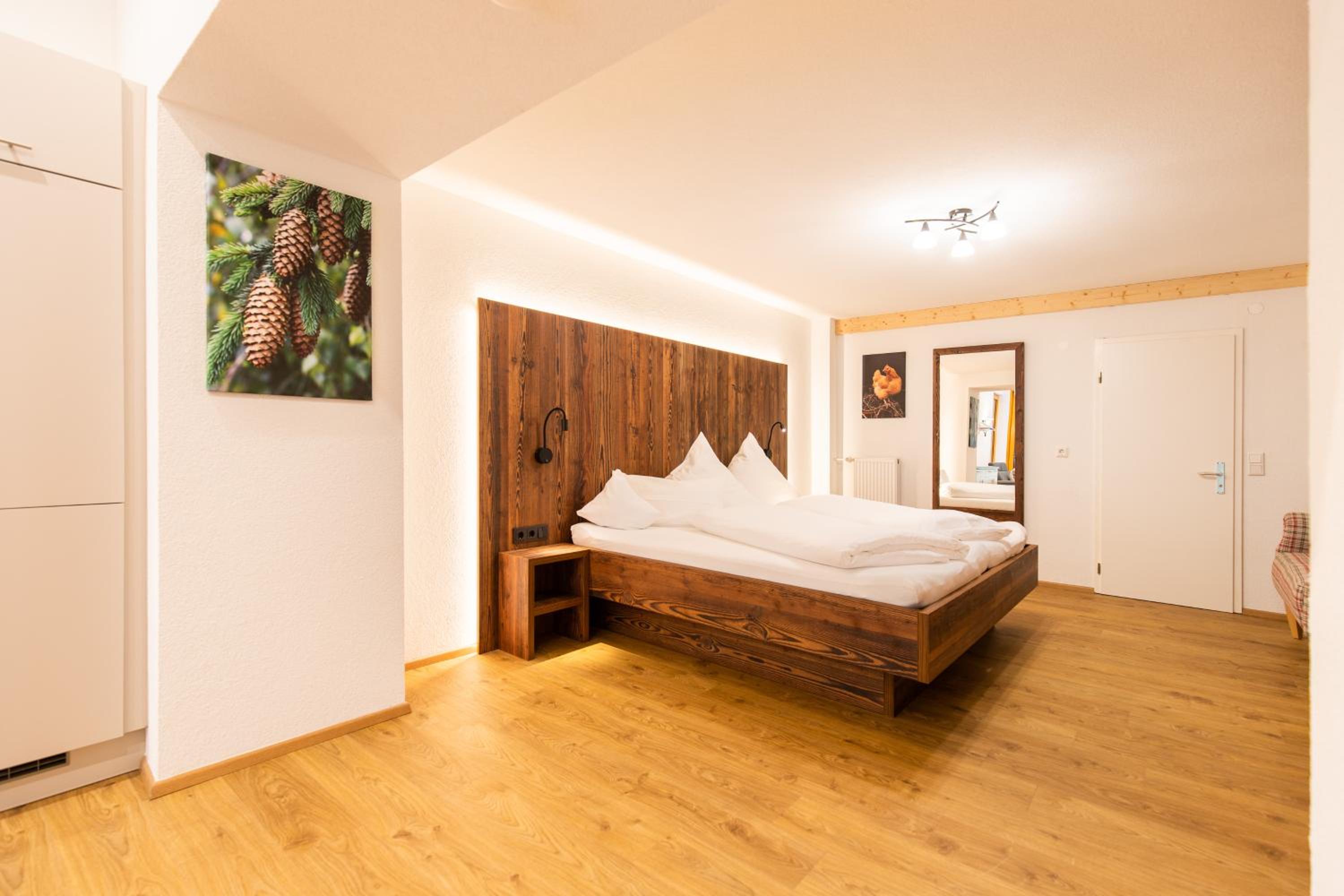 Junior Suite with Balcony - Photo 4