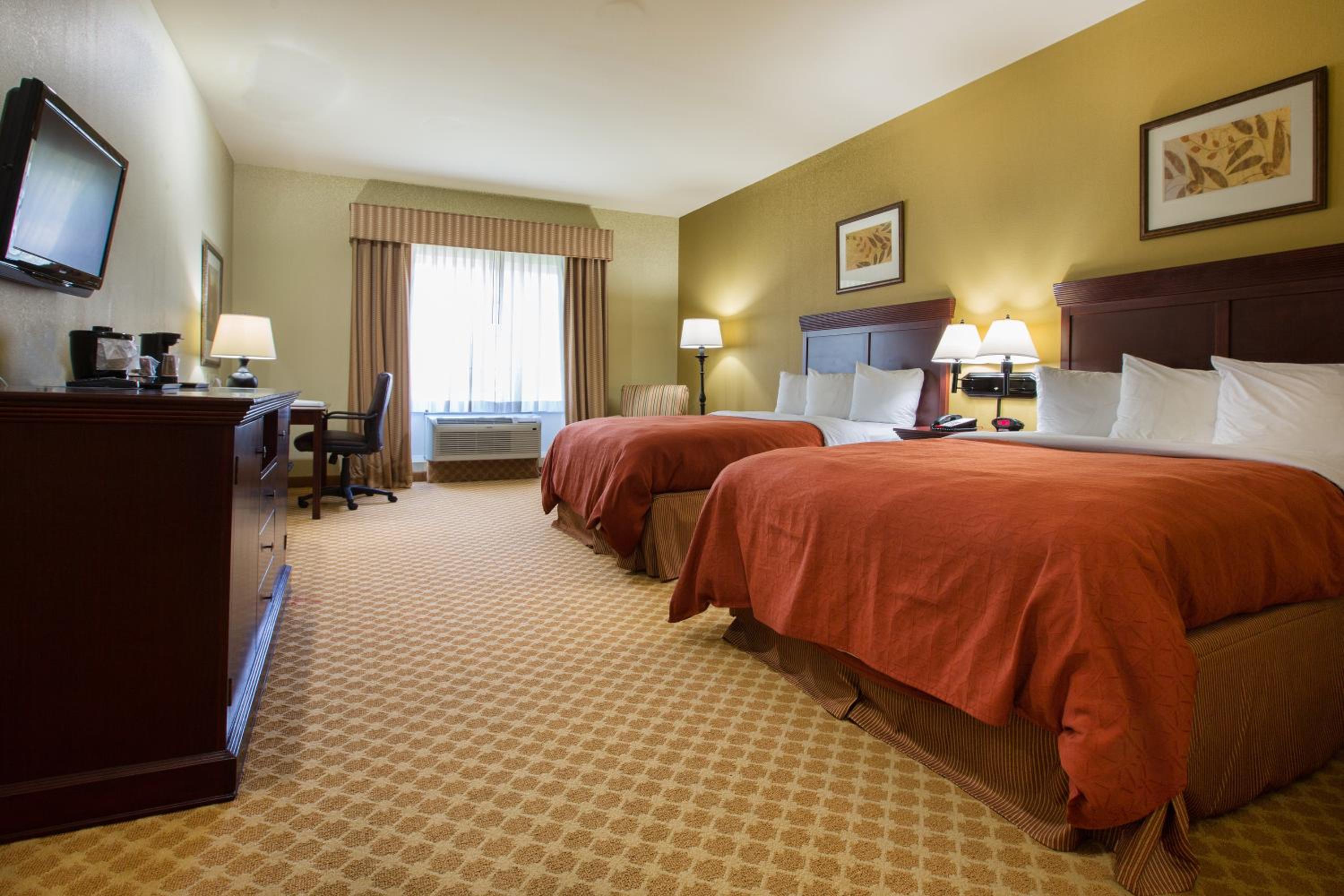 One-Bedroom Queen Suite with Sofa Bed - Non-Smoking - Photo 5