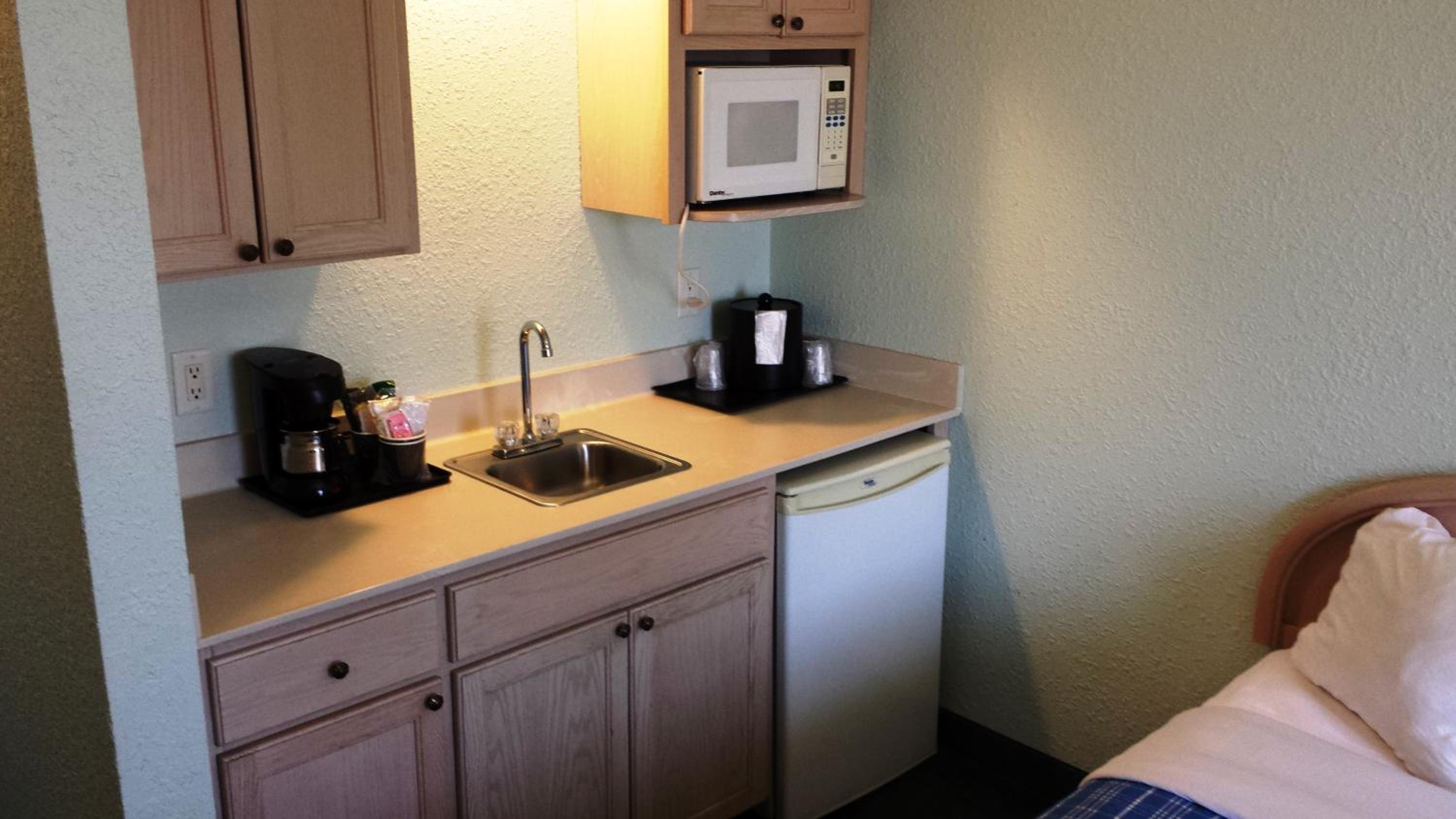 King Suite - Non-Smoking - Photo 2