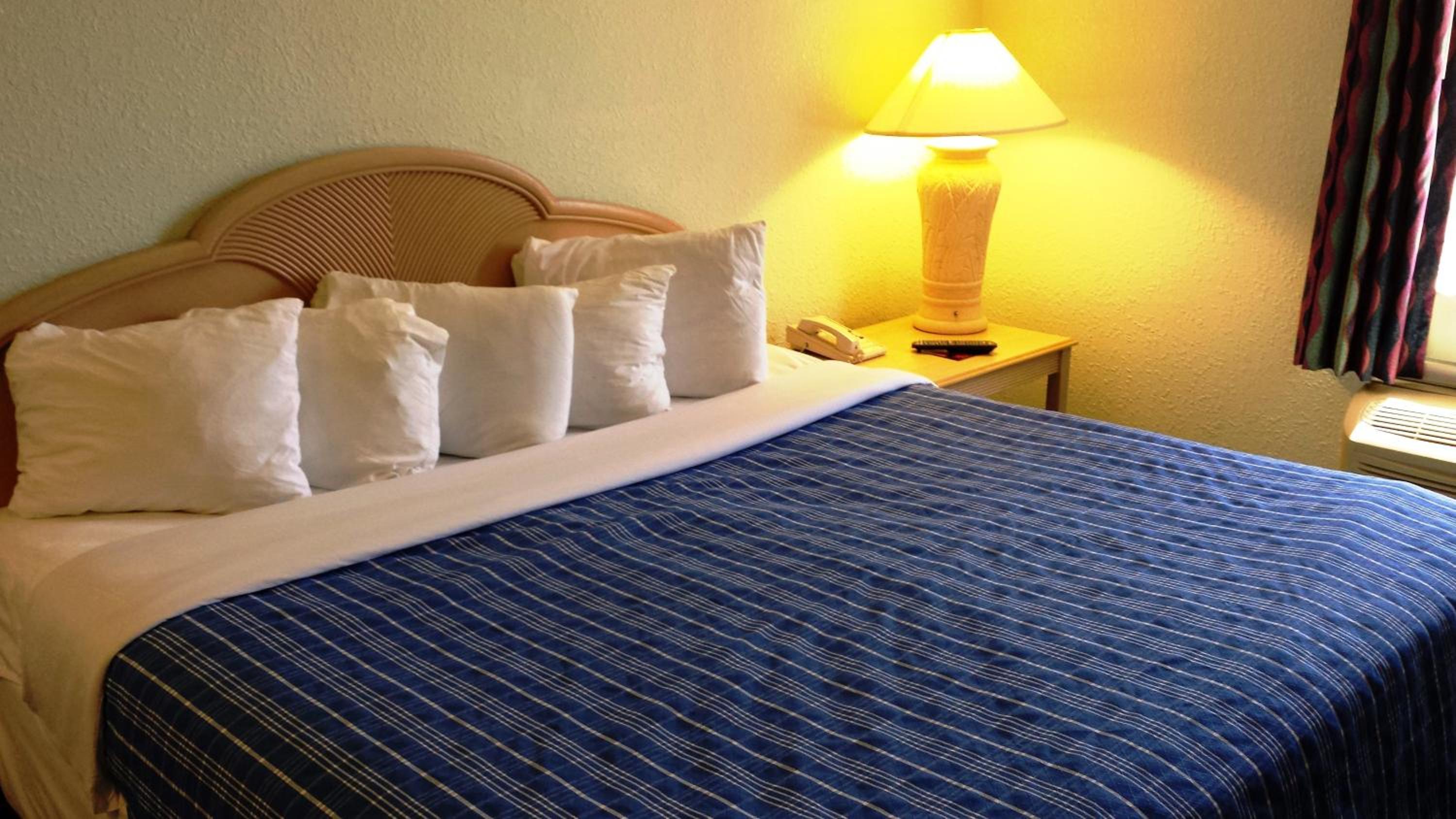 King Suite - Non-Smoking - Photo 5