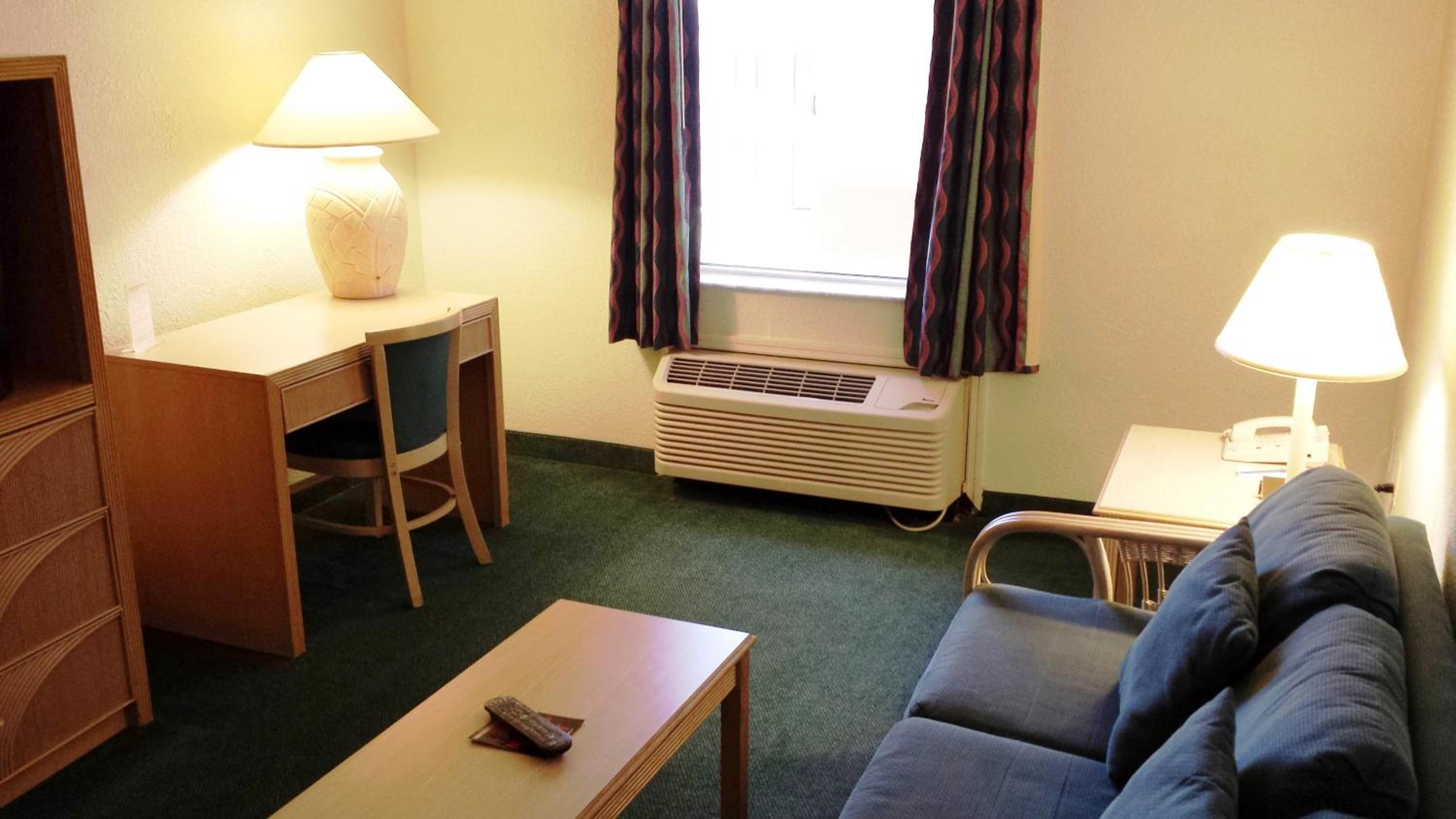 King Suite - Non-Smoking - Photo 8