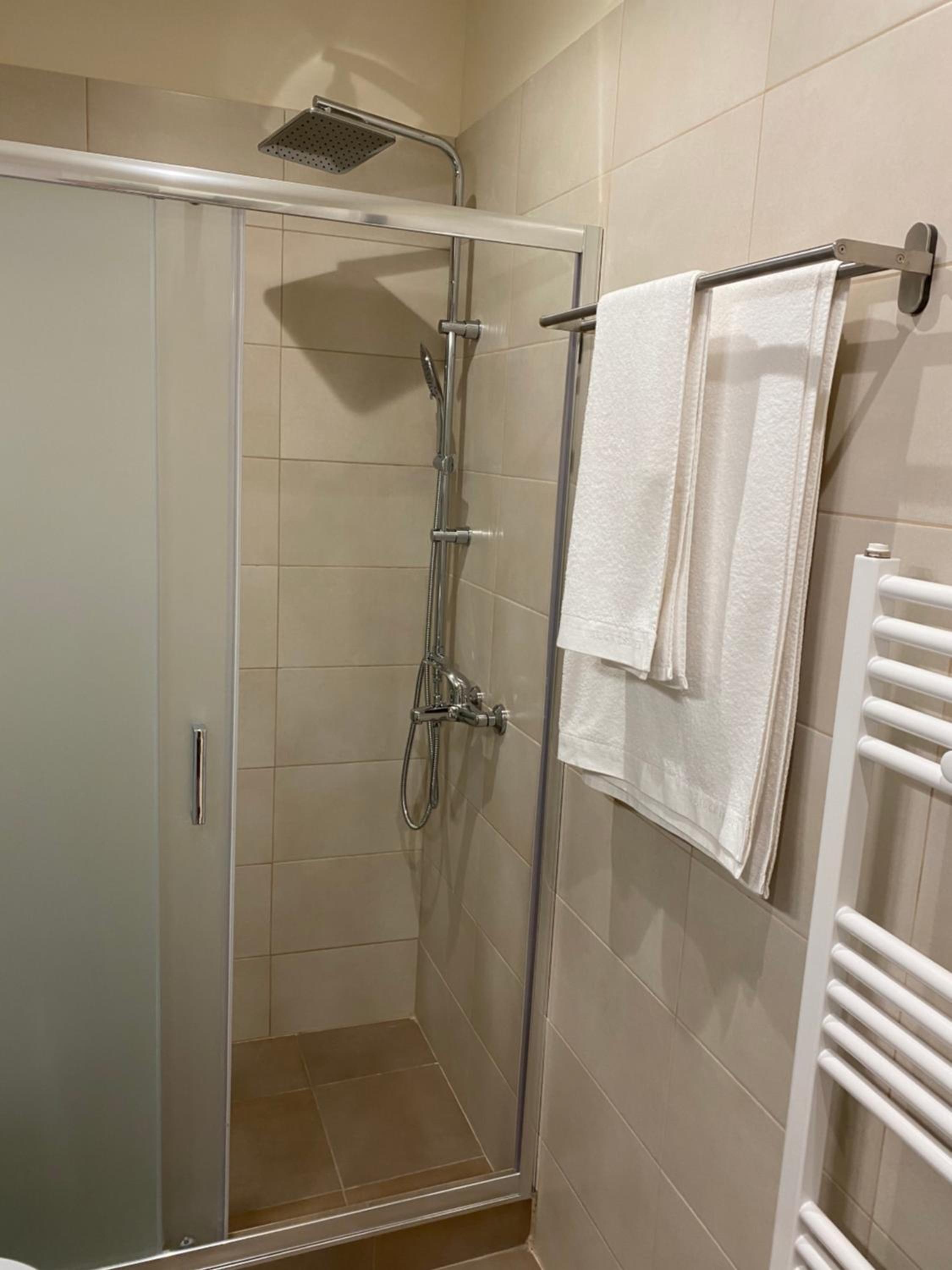 One-Bedroom Apartment - Photo 2