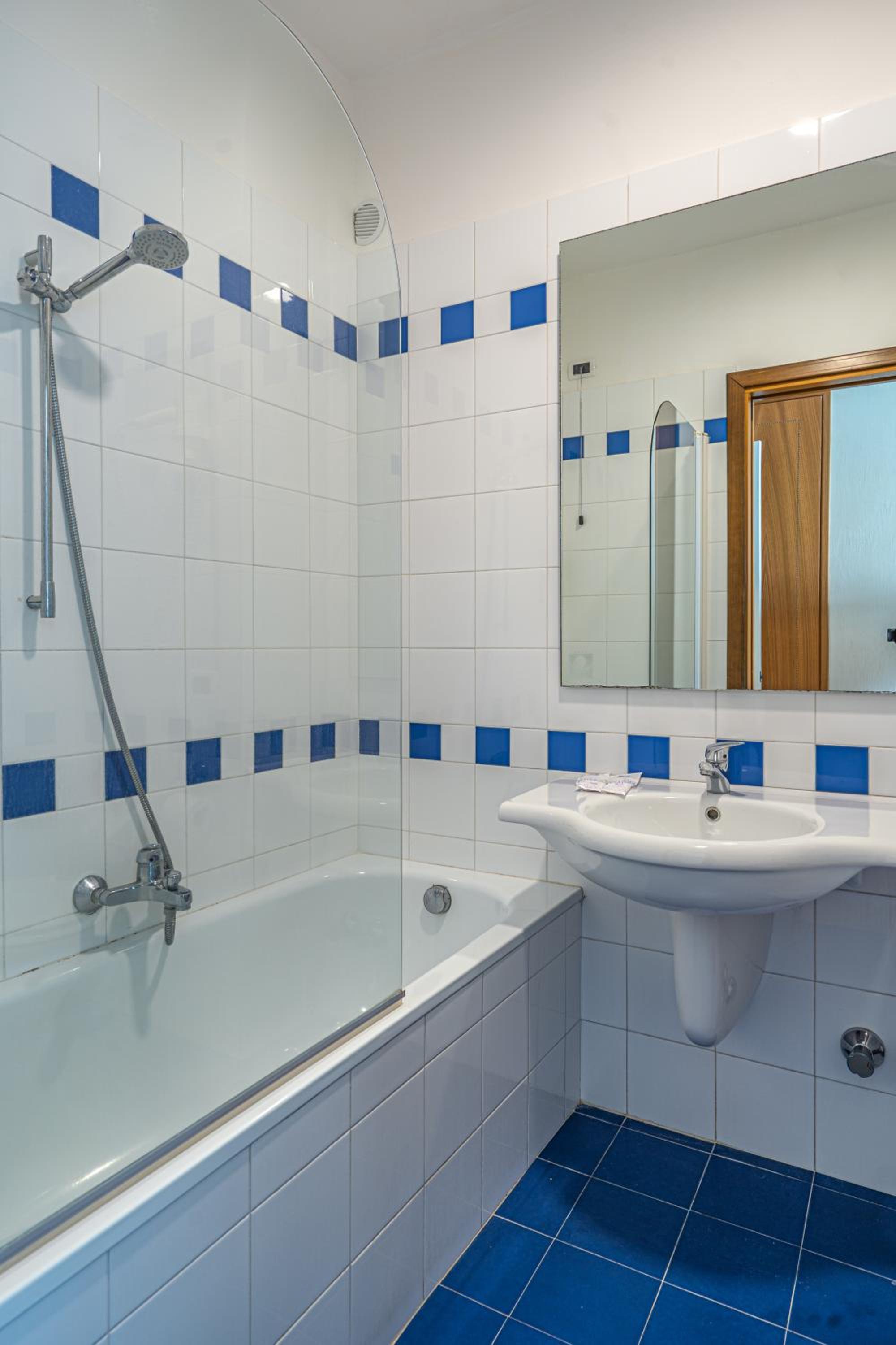Standard Double Room - Photo 9