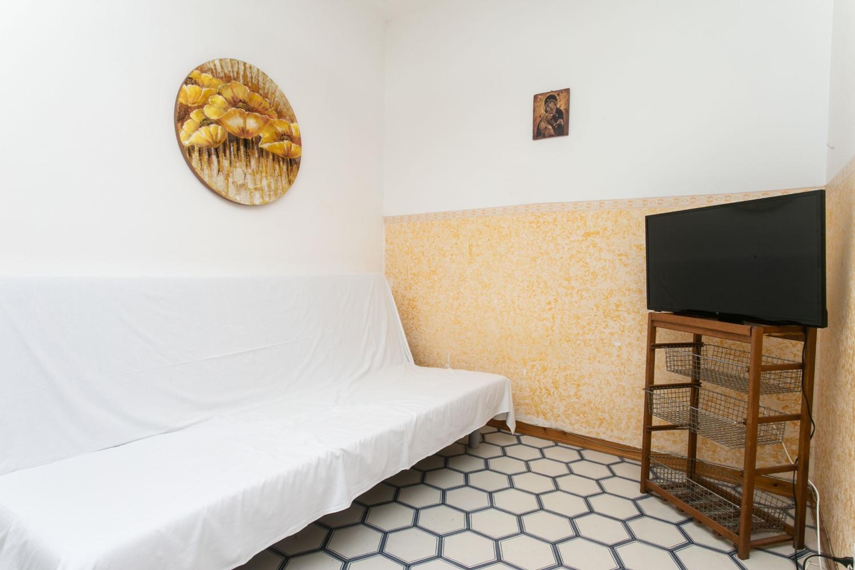 One-Bedroom Apartment - Photo 1