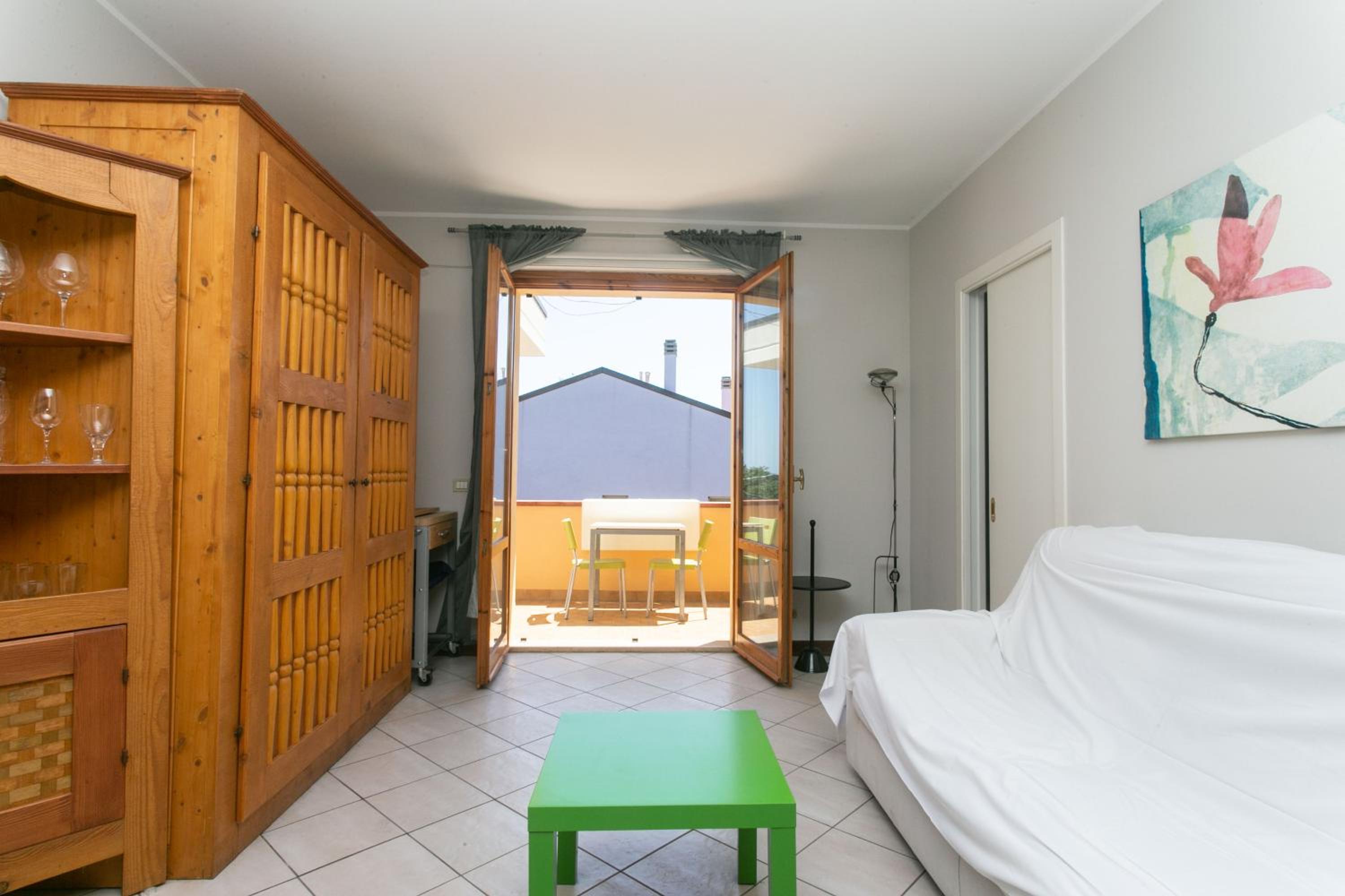 One-Bedroom Apartment - Photo 2