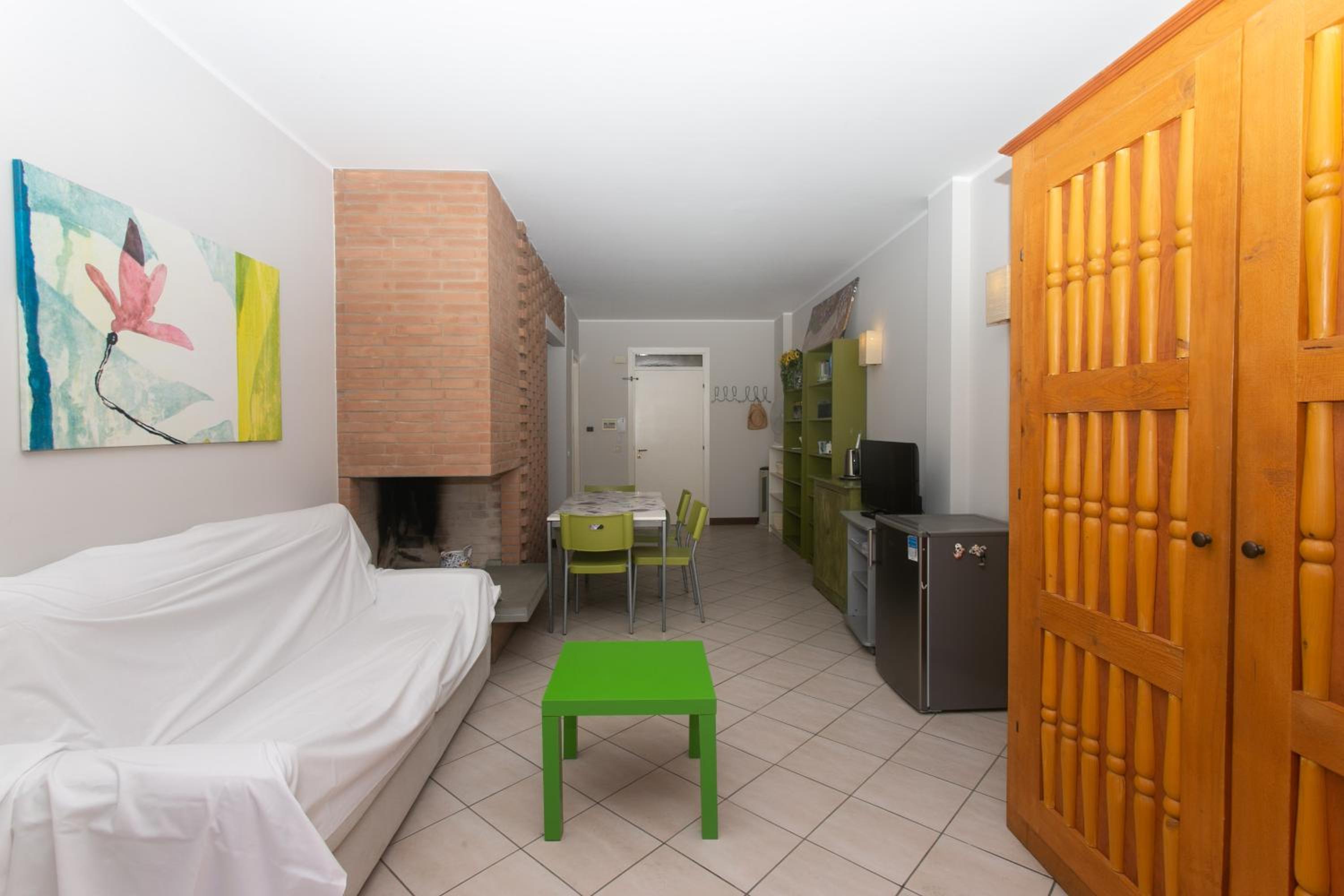 One-Bedroom Apartment - Photo 3