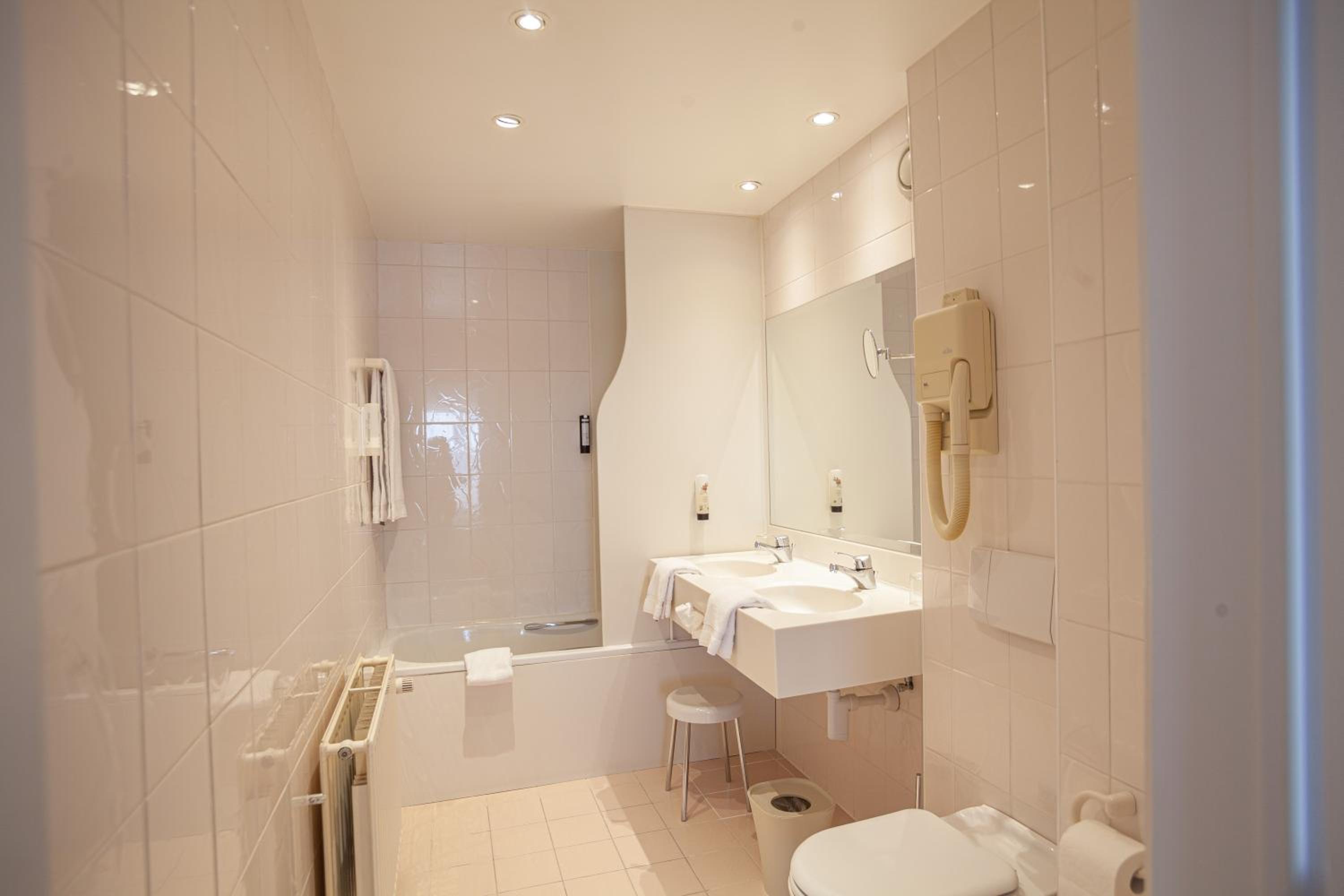 Double Room with Bath - Photo 2