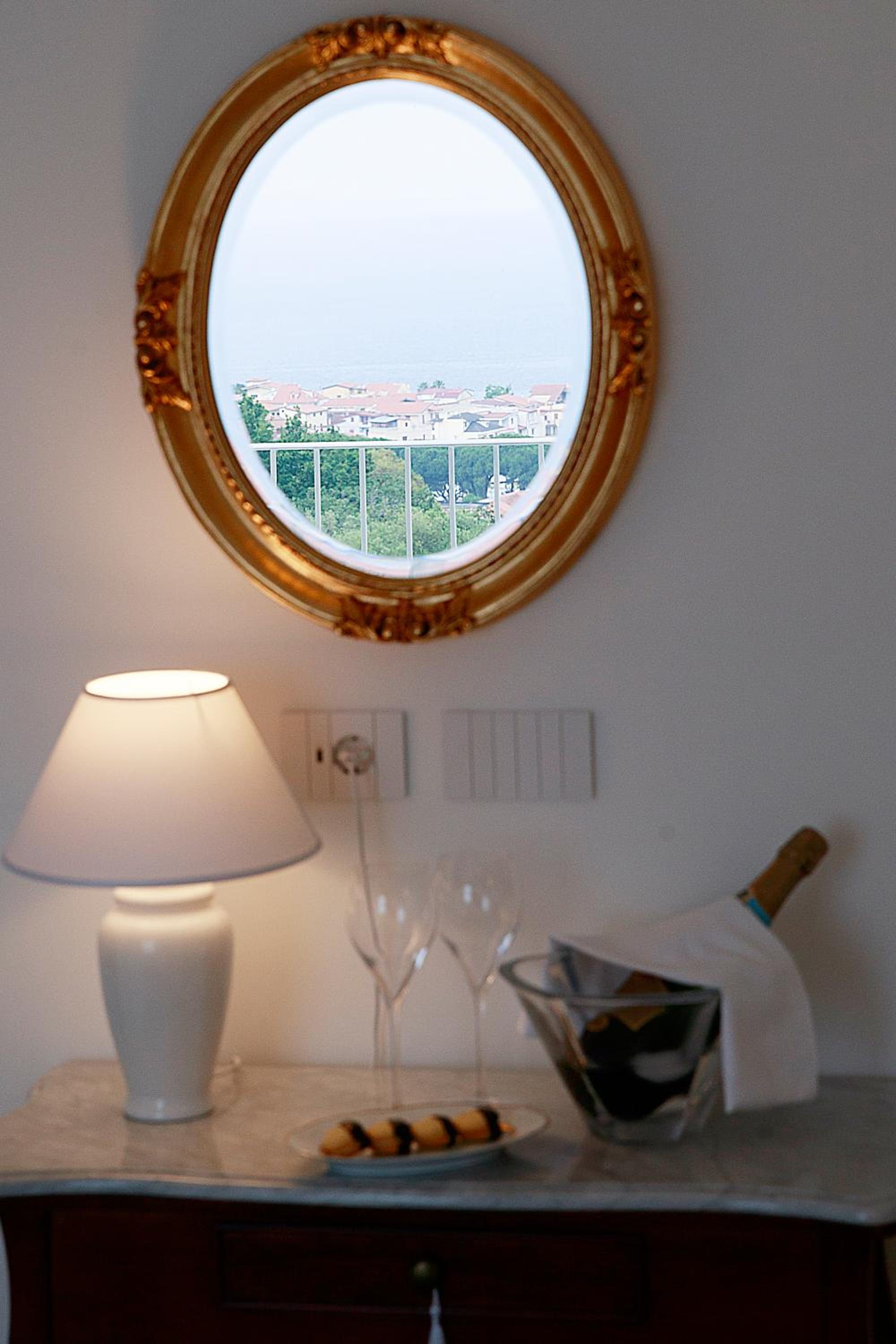 Double Room with Sea View - Photo 2