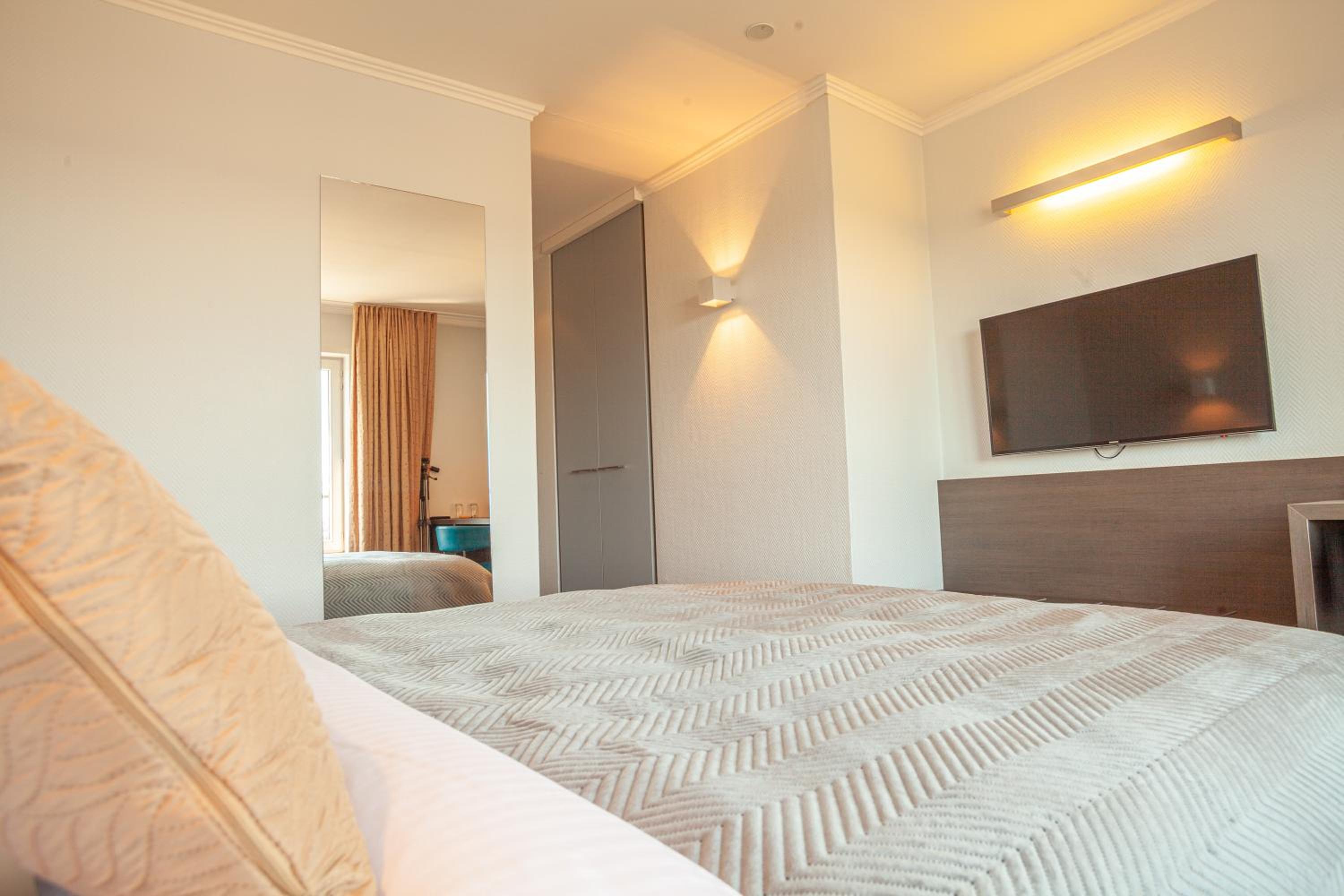Double Room with Bath - Photo 9