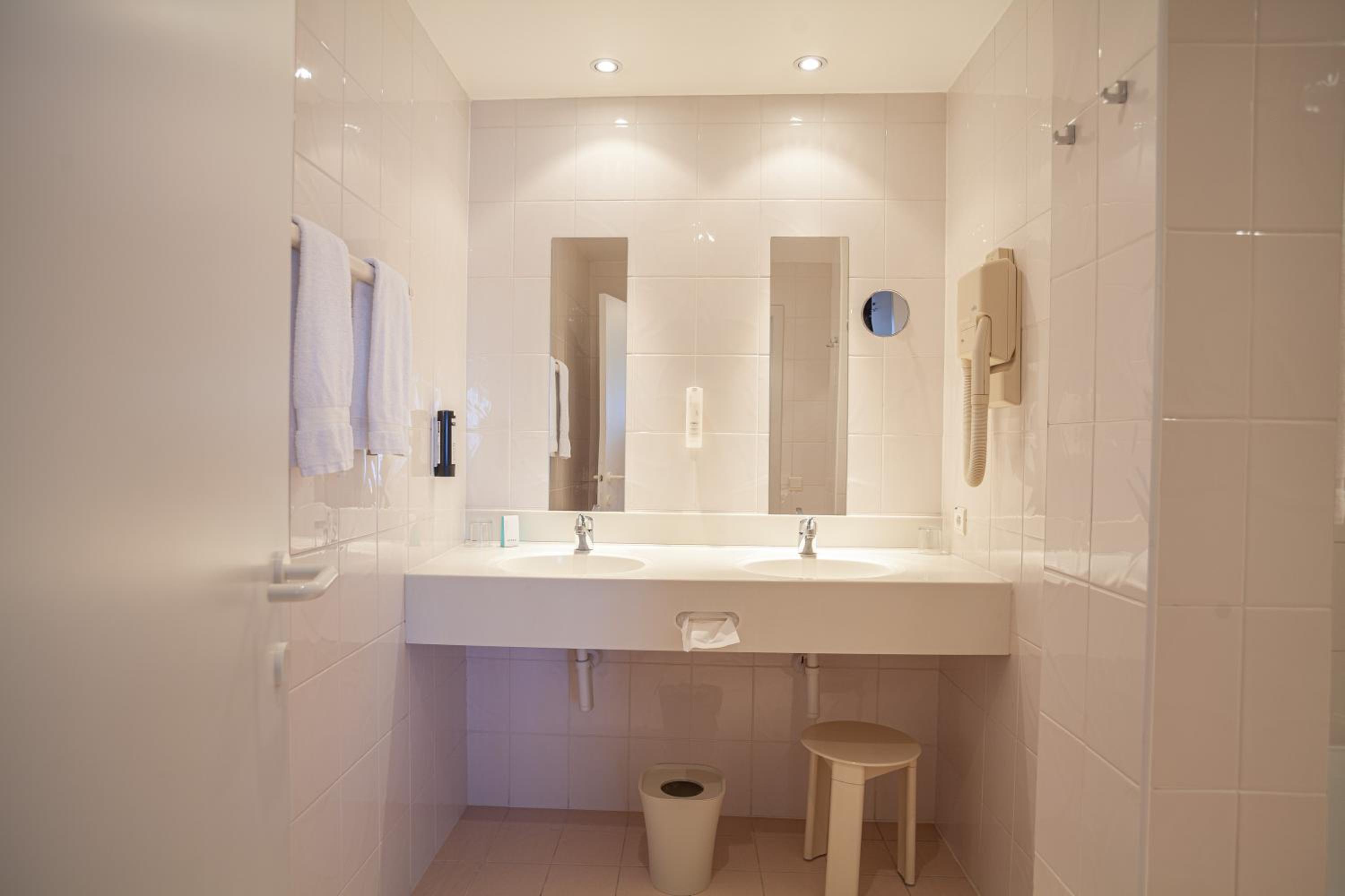Double Room with Bath - Photo 3