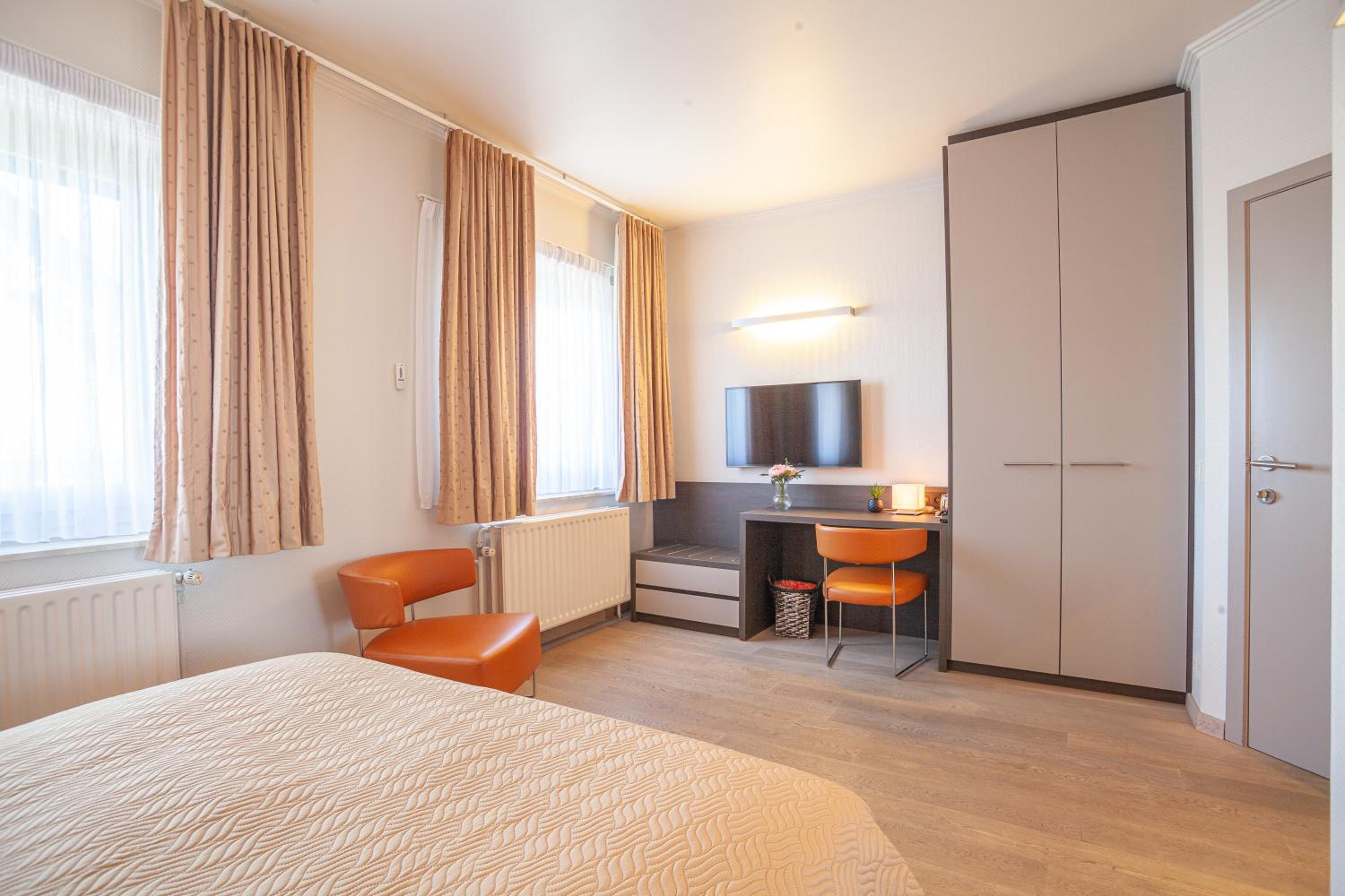 Double Room with Bath - Photo 10