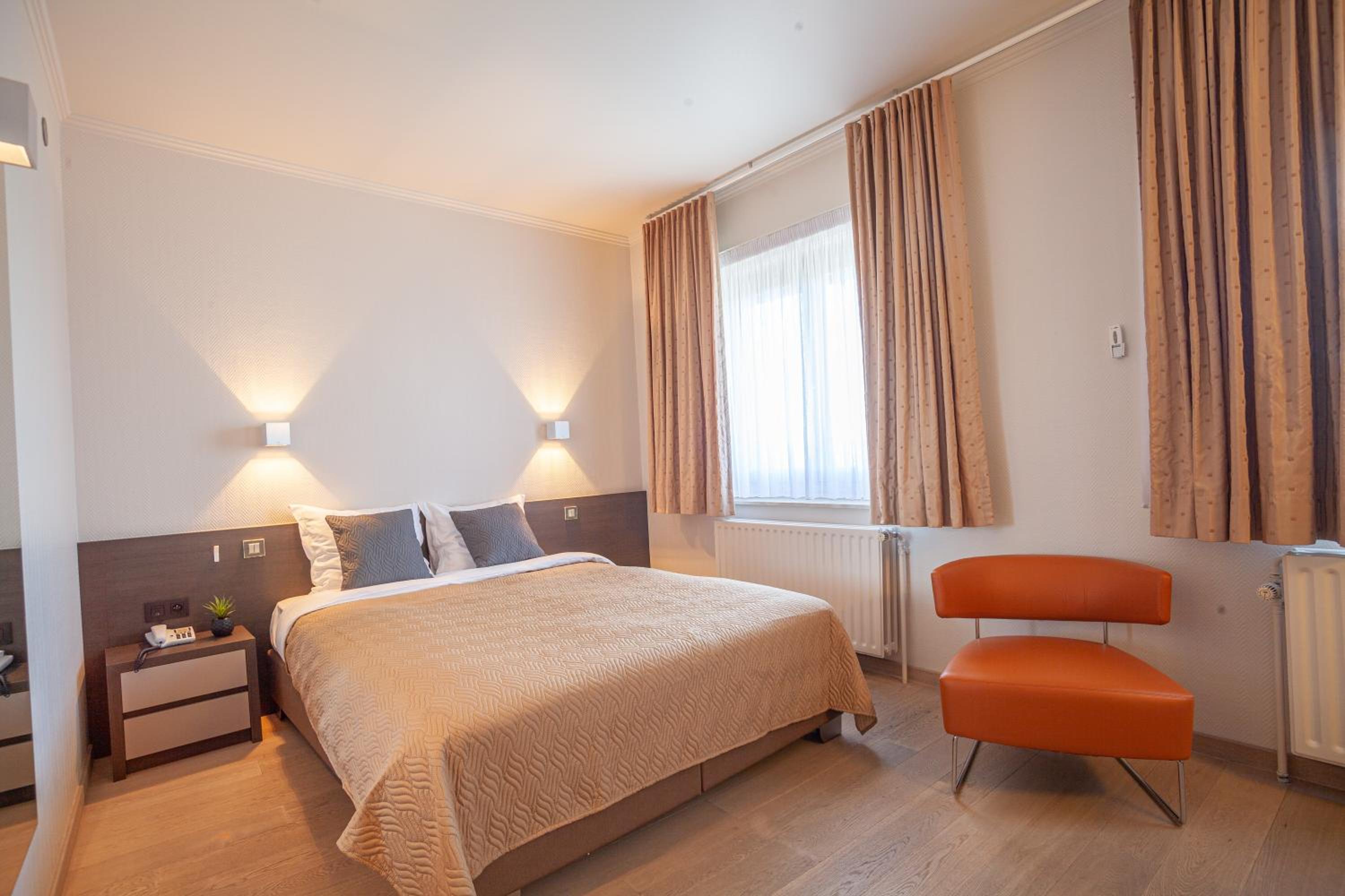Double Room with Bath - Photo 1