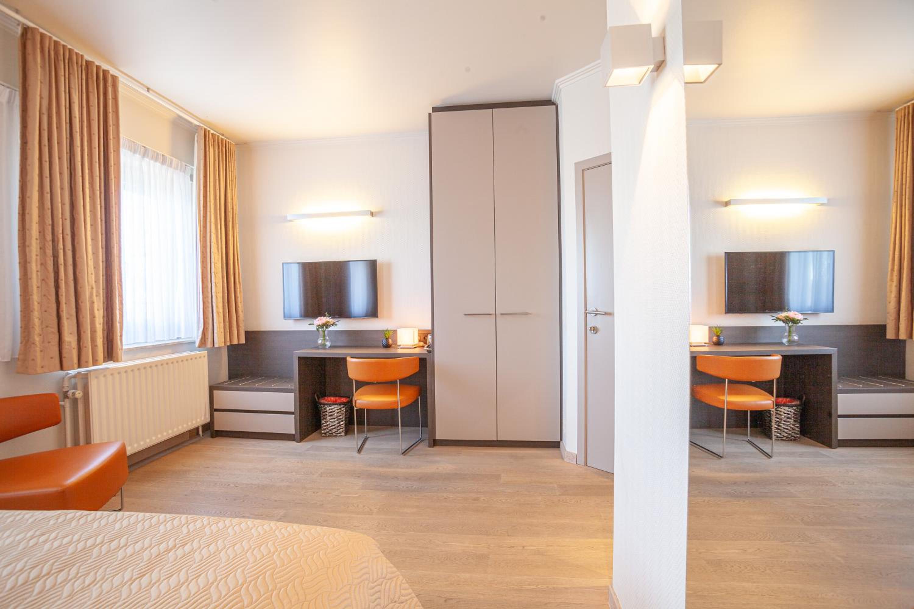 Double Room with Bath - Photo 11