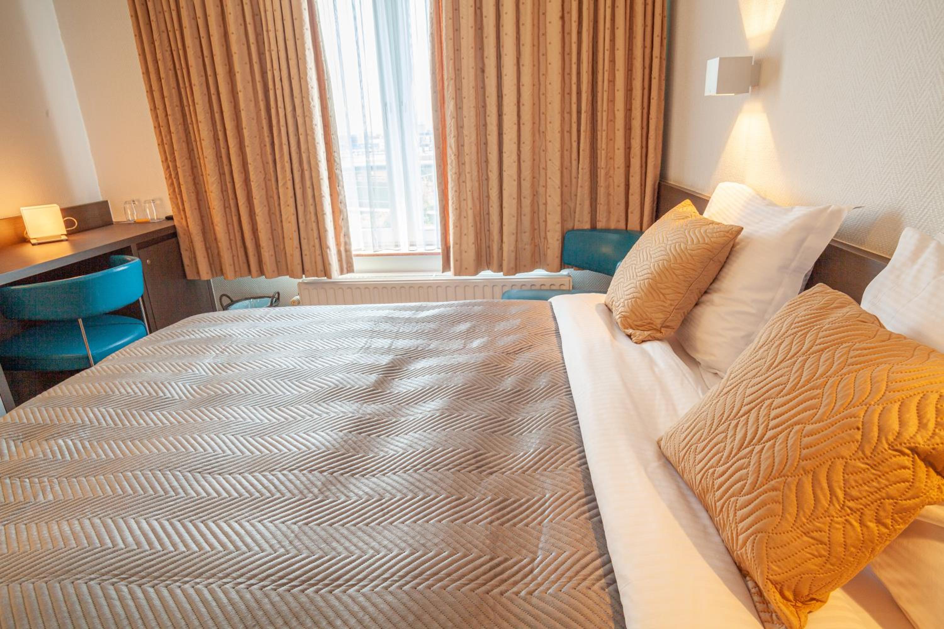 Double Room with Bath - Photo 13