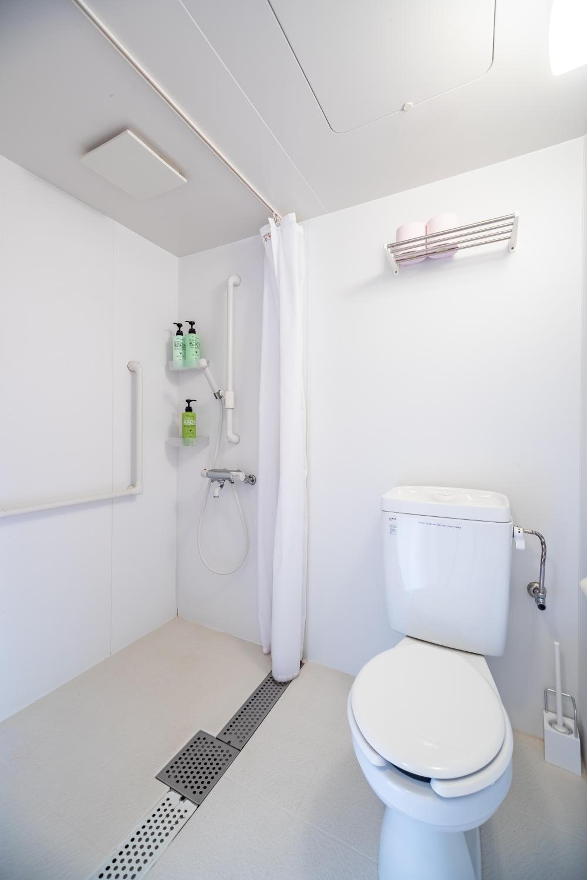 4-Bedroom House - Photo 2