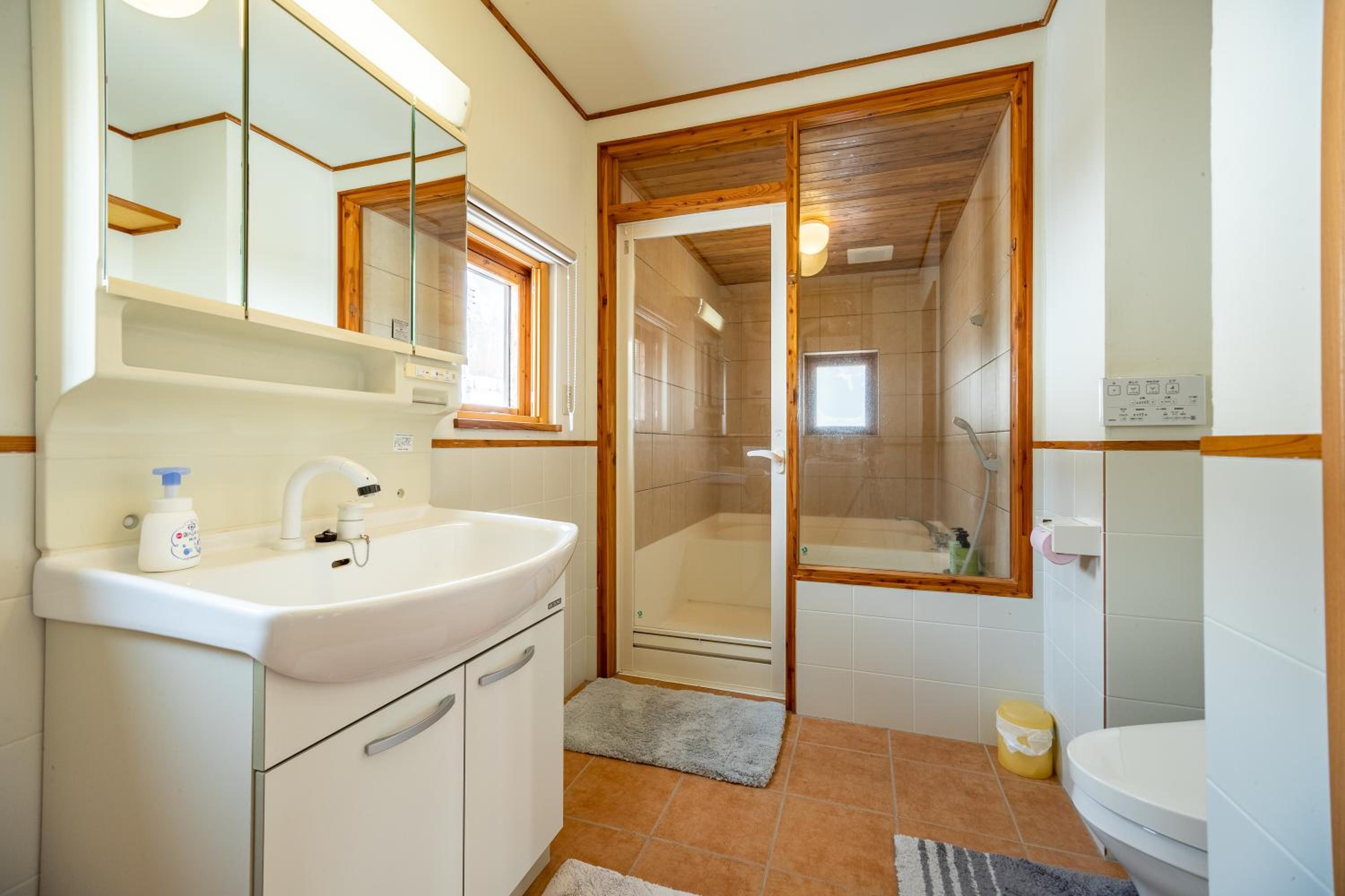 4-Bedroom House - Photo 6