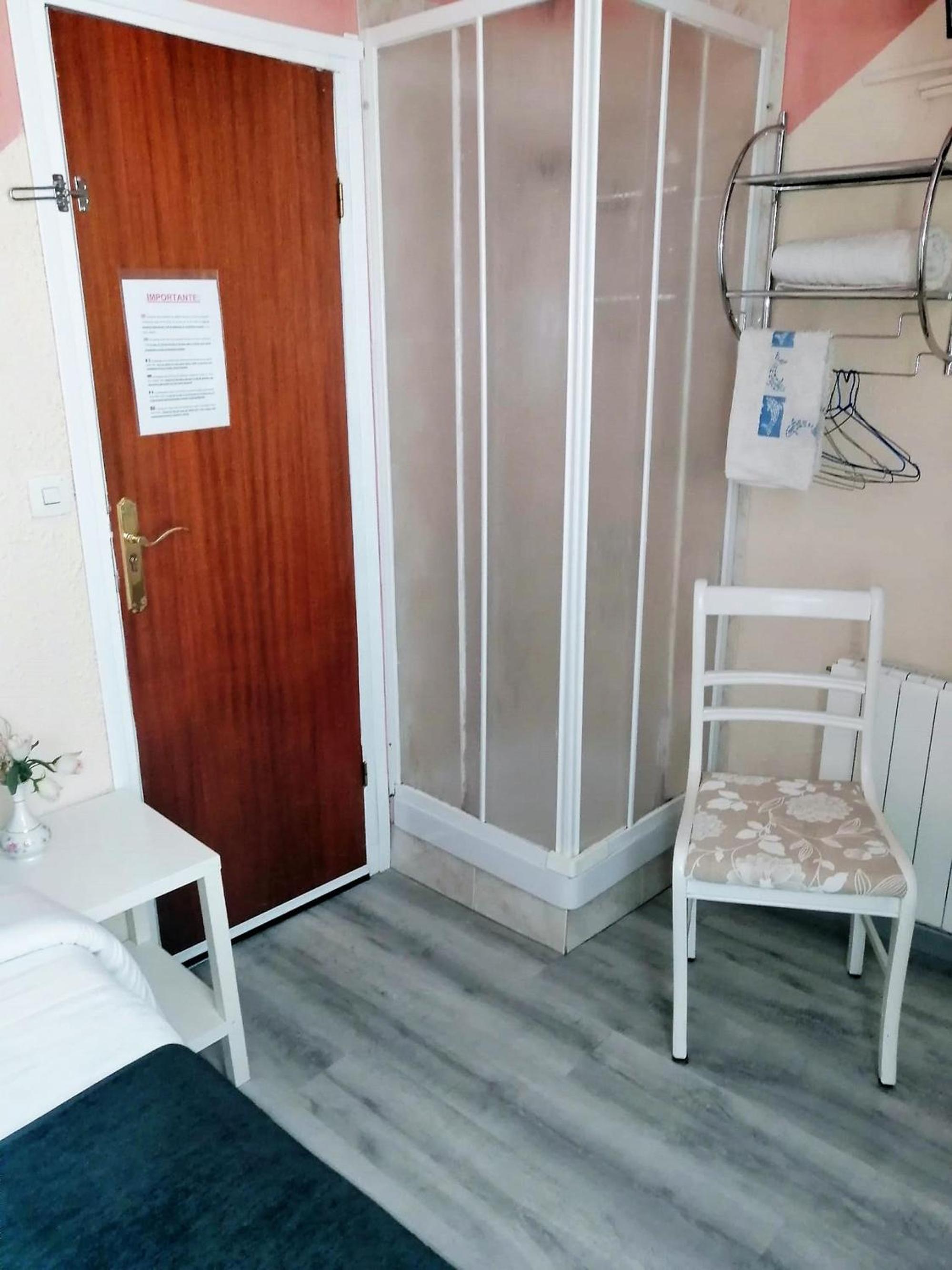 Single Room with Shower and Shared Bathroom photo 2