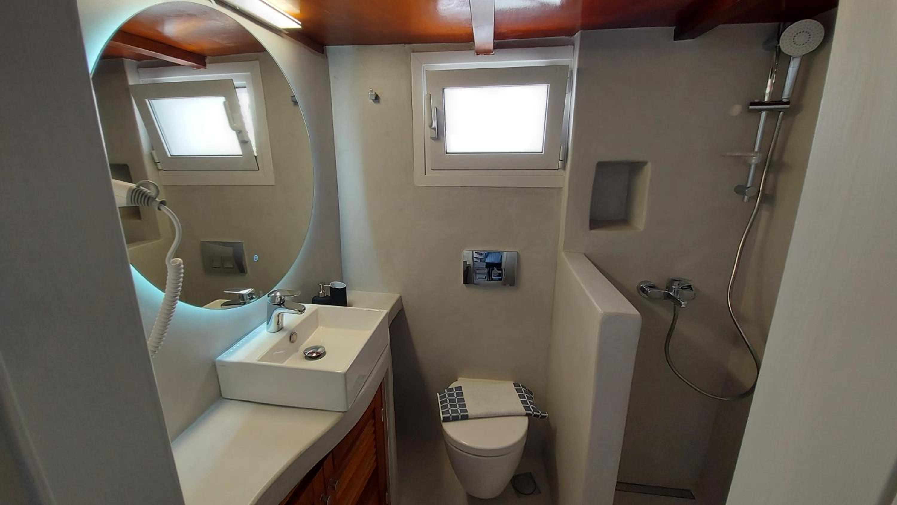 One-Bedroom Apartment - Photo 8