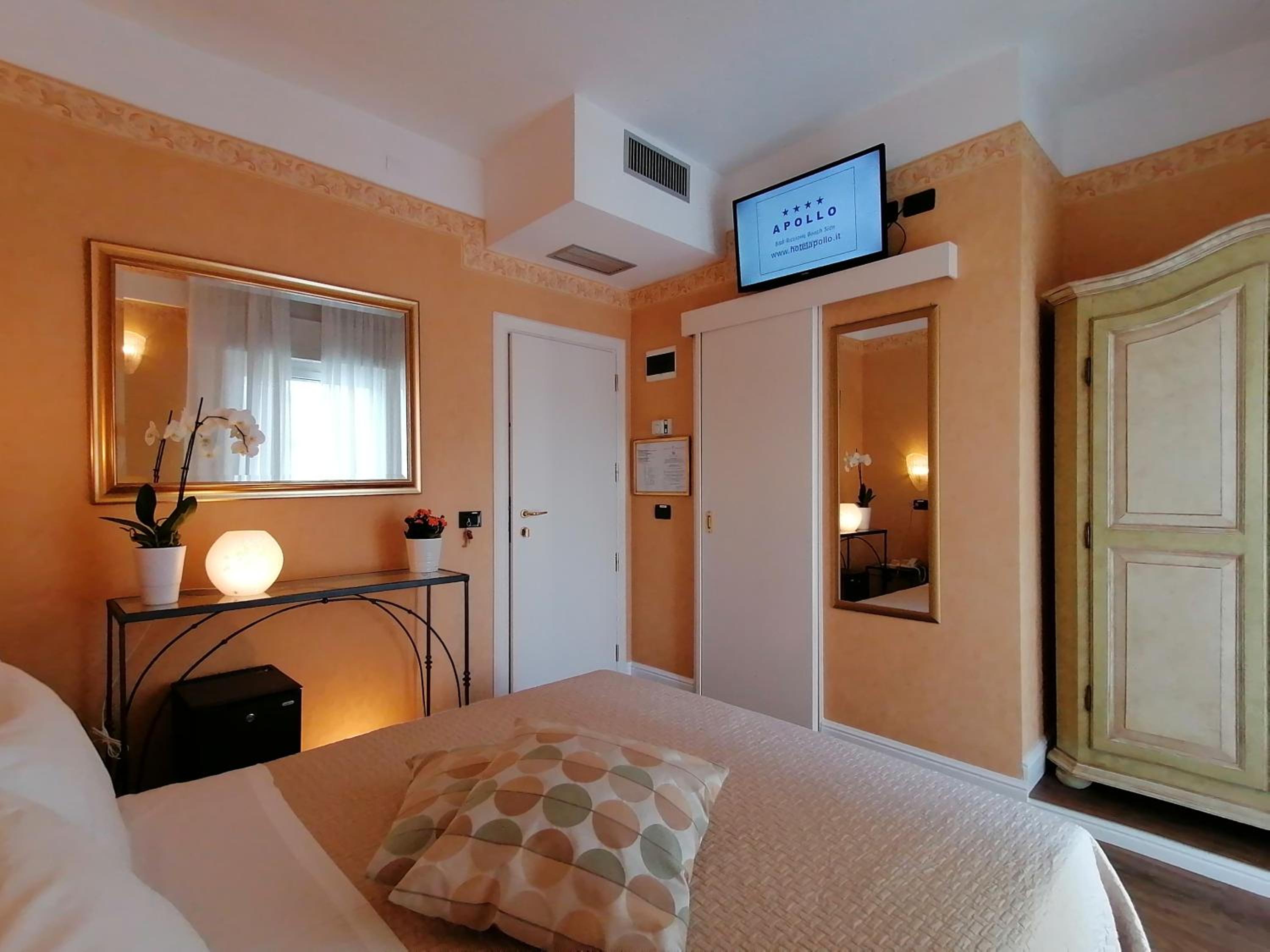 Small Double or Twin Room with Balcony - Photo 1