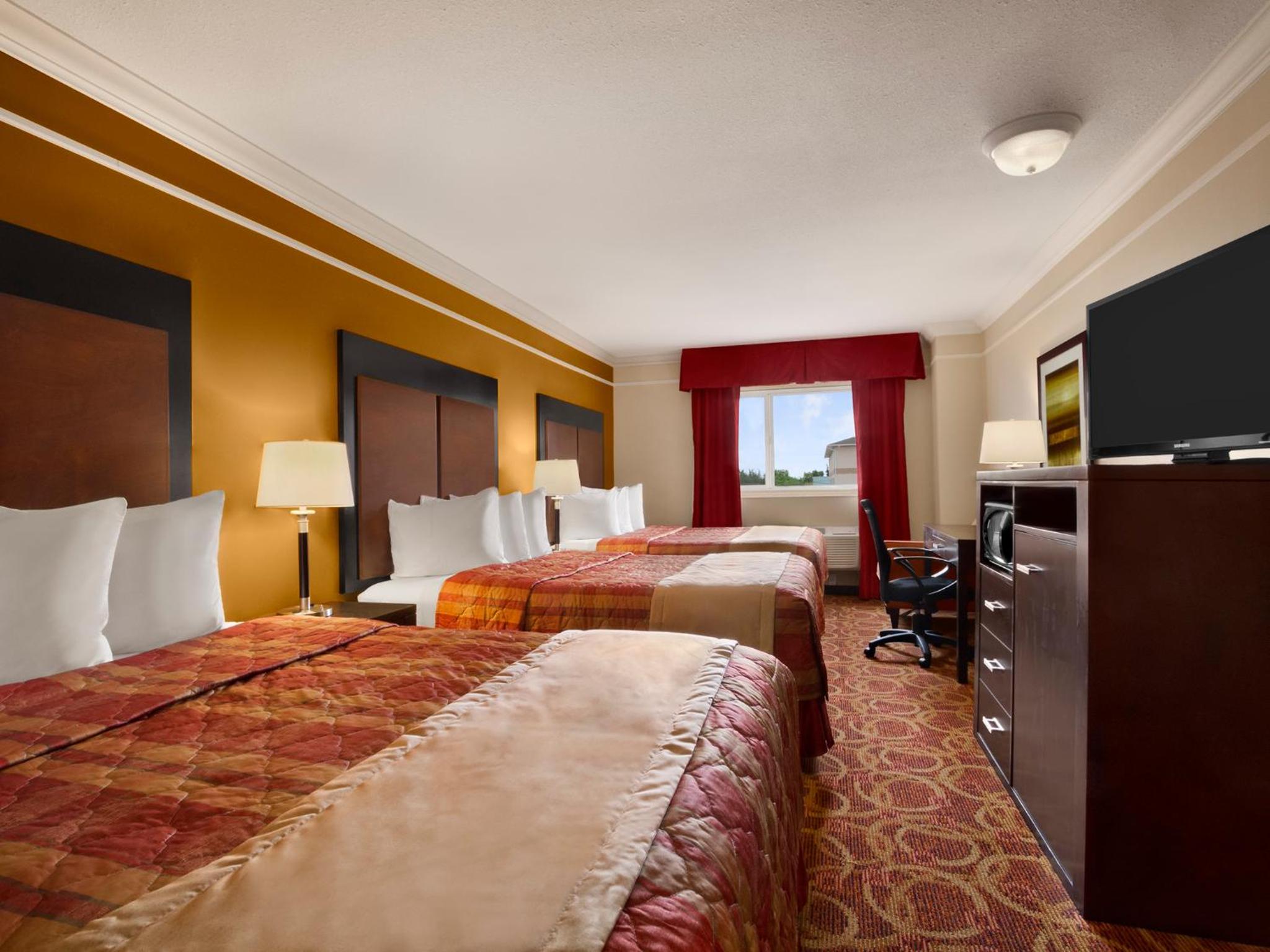 Superior Queen Room with Three Queen Beds - Non-Smoking photo 2