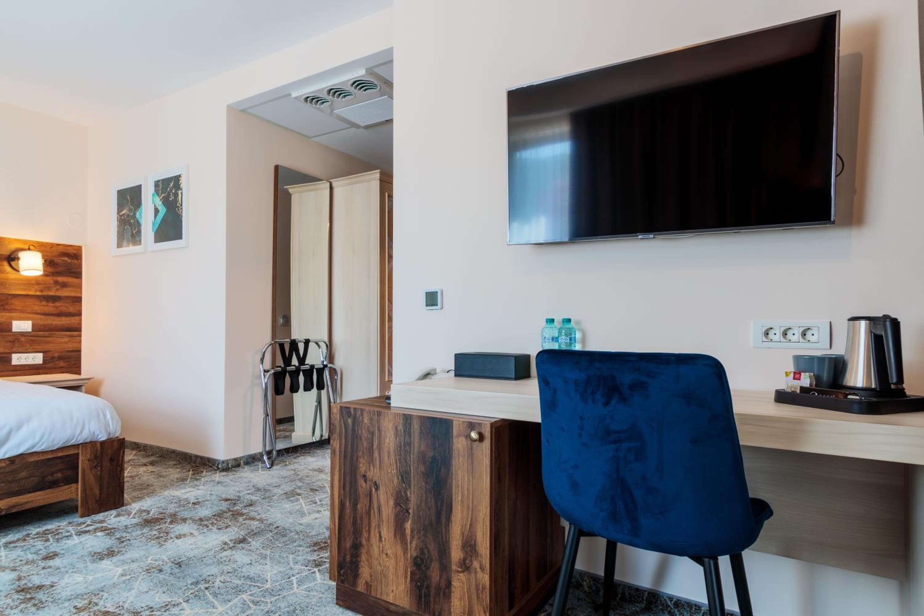 Family Room with River View - Photo 3