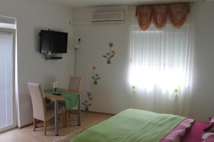 One-Bedroom Apartment with Terrace - Photo 7