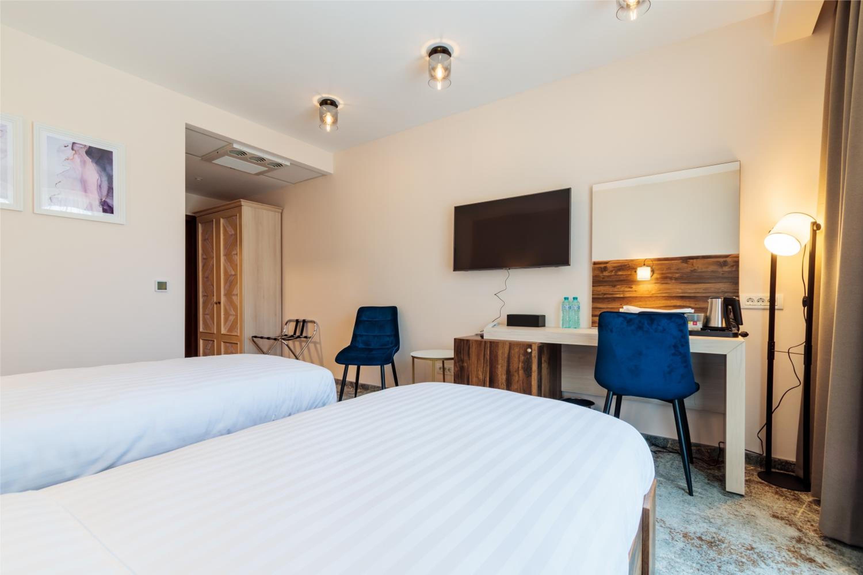 Standard Twin Room - Photo 4