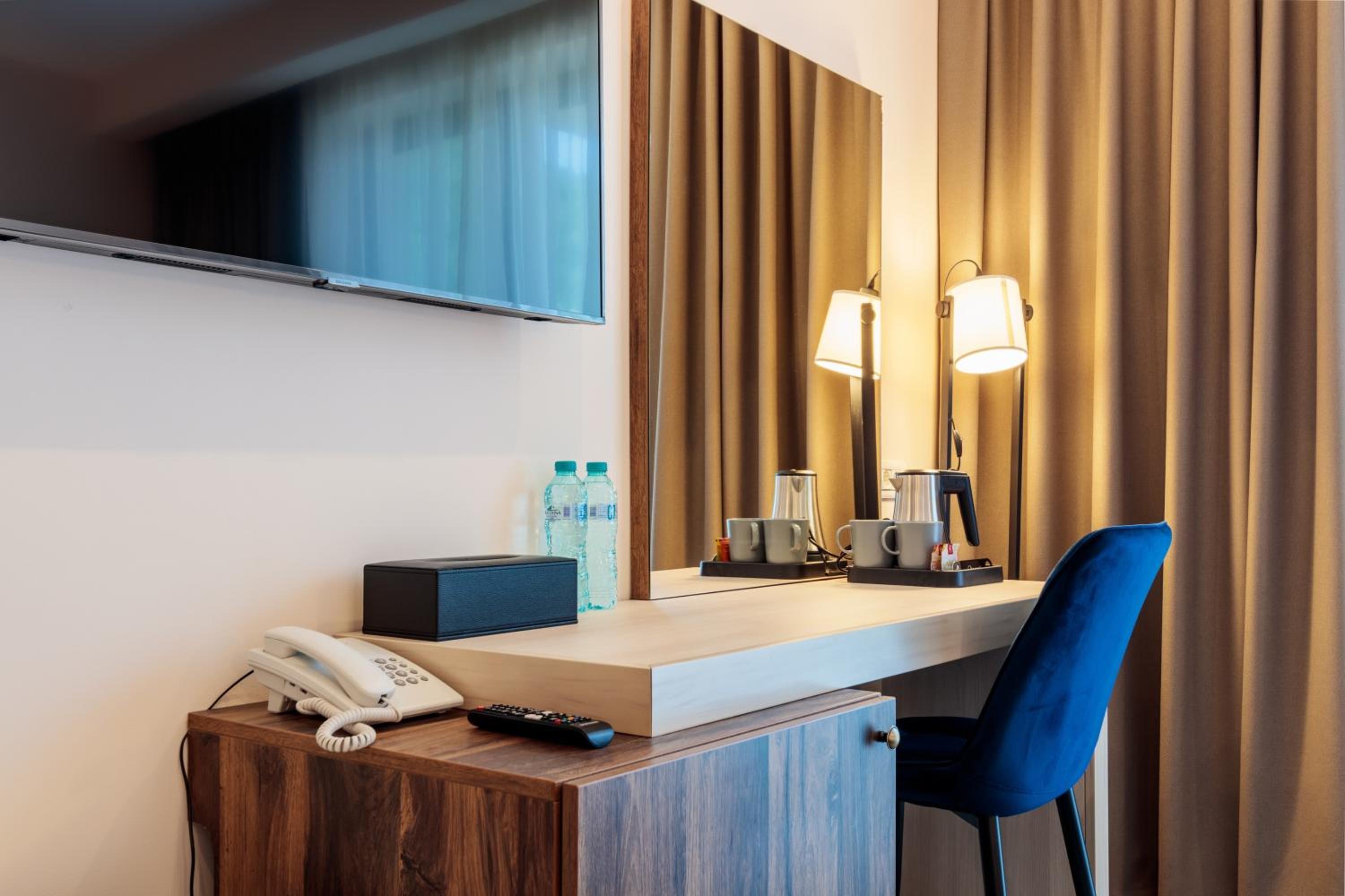 Standard King Room - Photo 8