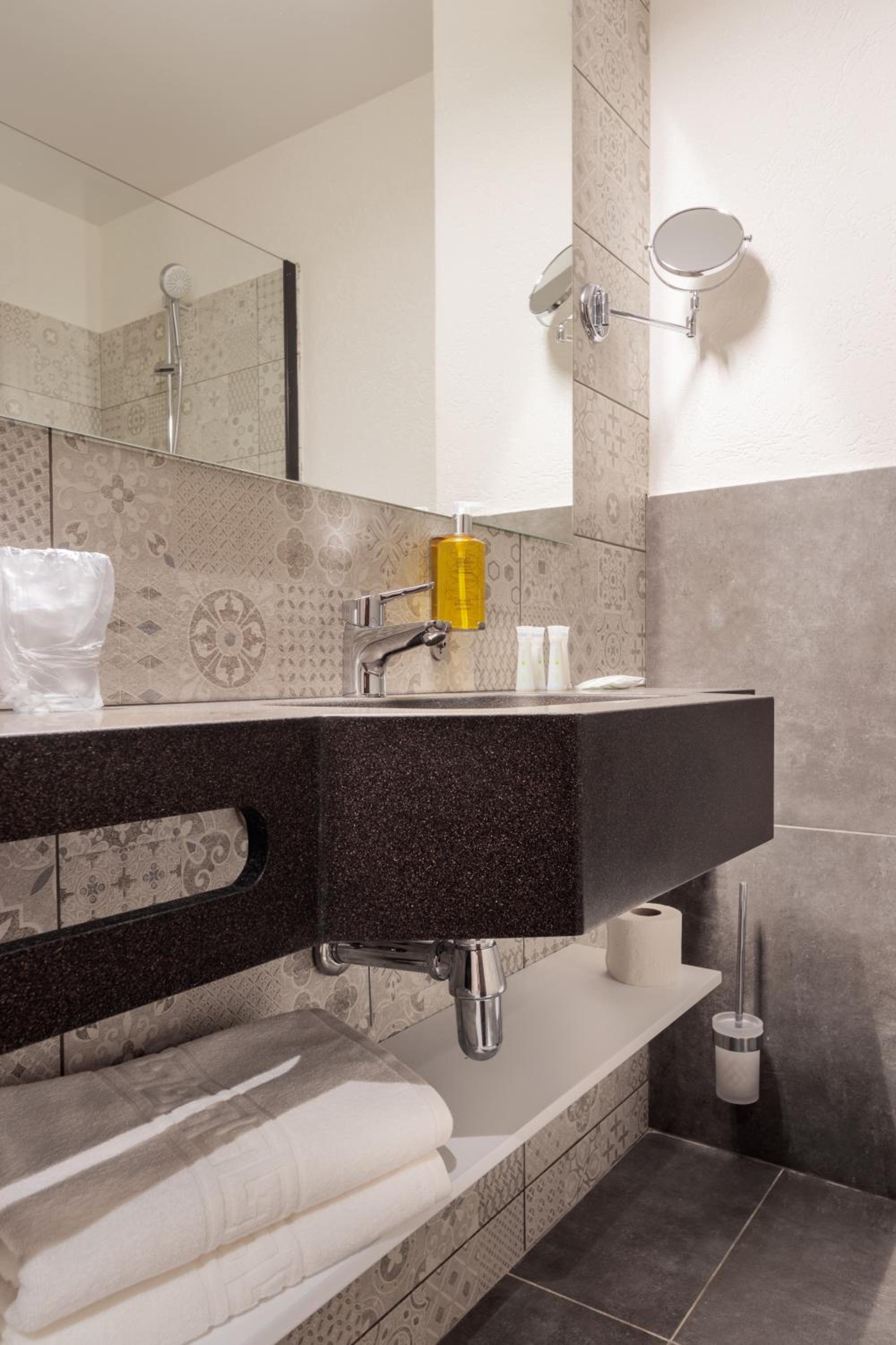 Standard Twin Room - Photo 8