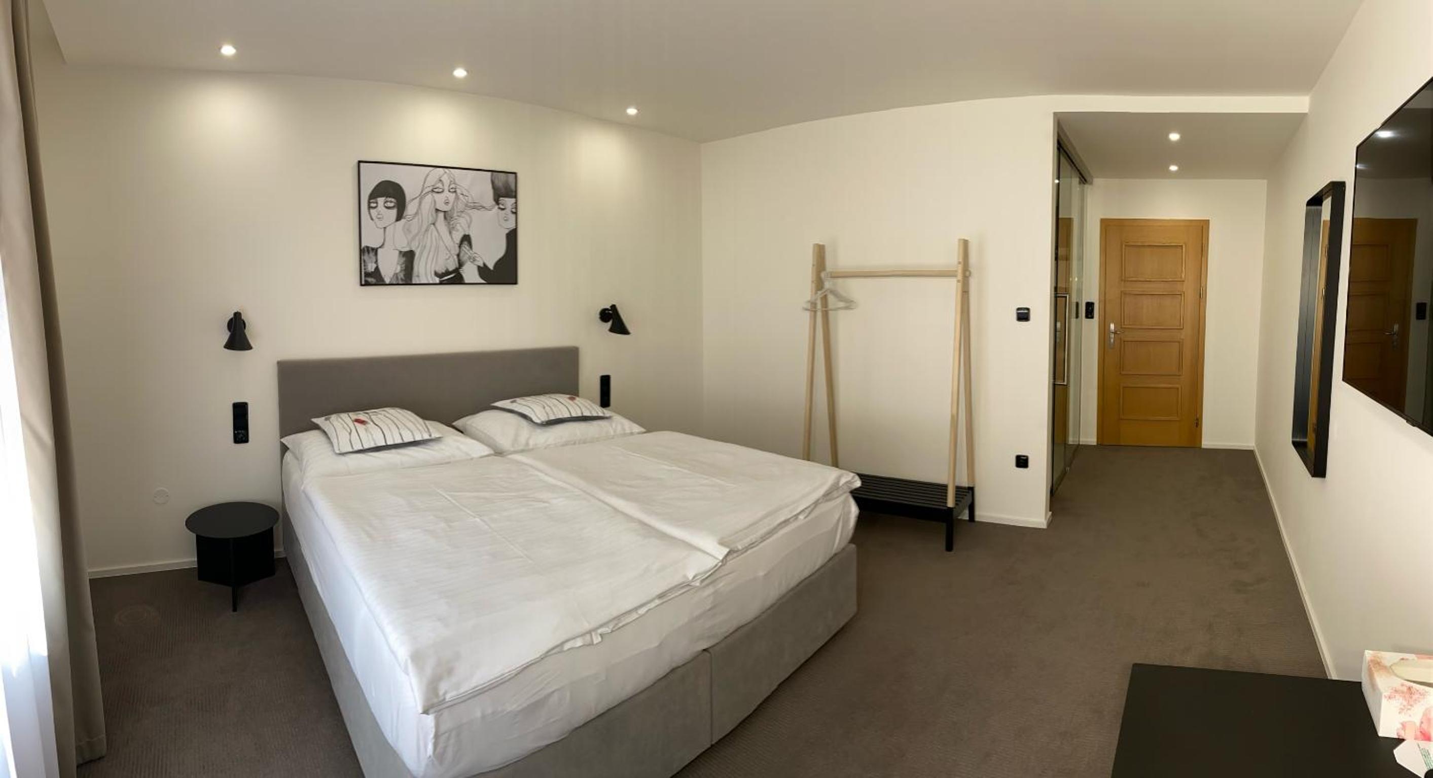 Comfort Business Double or Twin Room with Street View - Photo 3