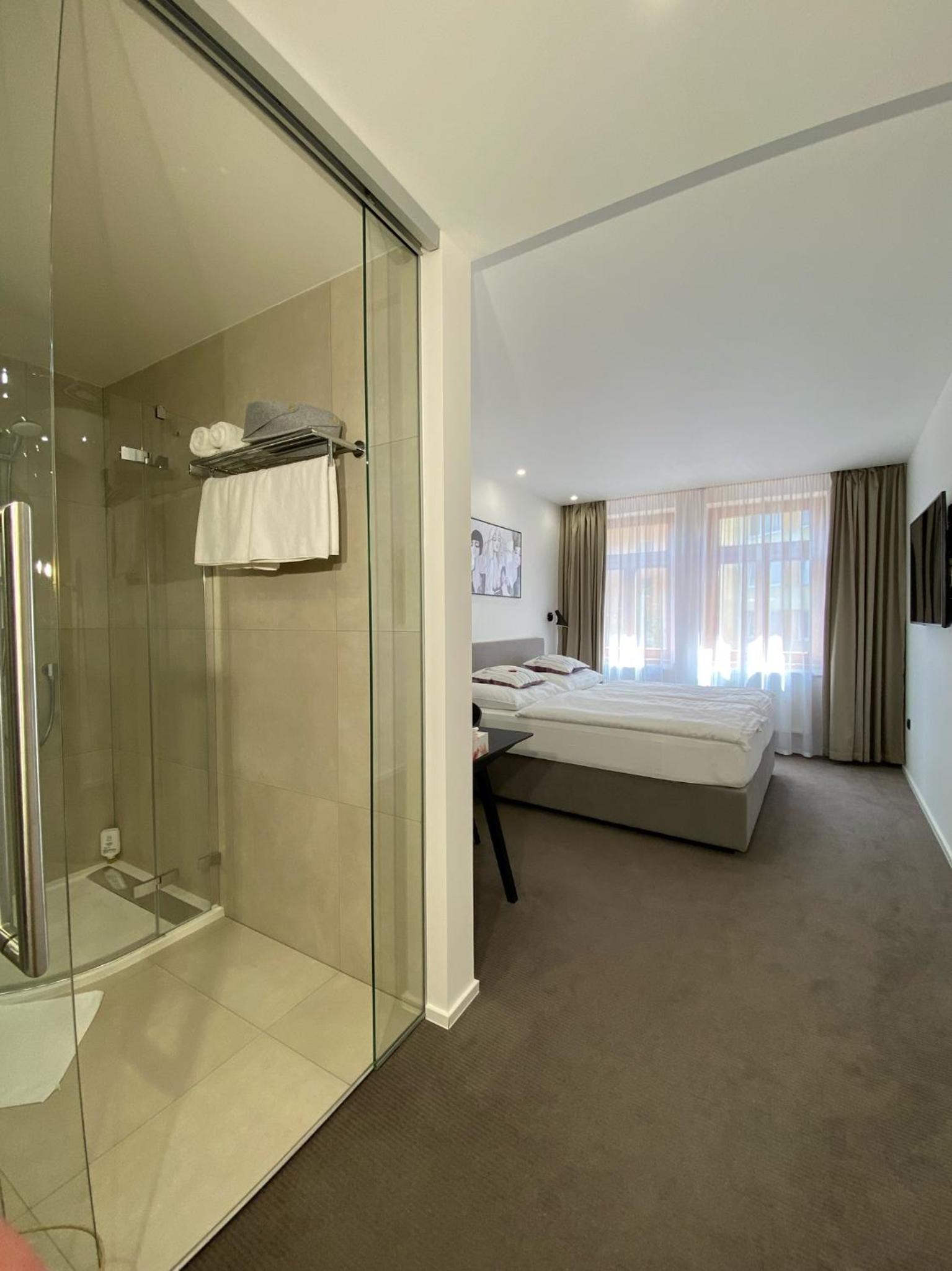 Business Double or Twin Room with Street View - Photo 35