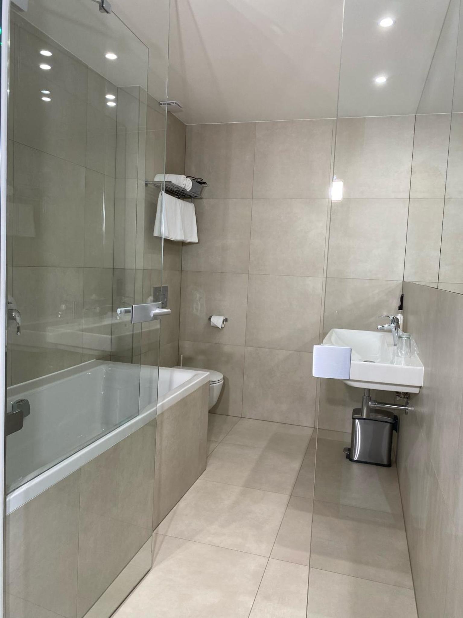 Comfort Business Double or Twin Room with Street View - Photo 4
