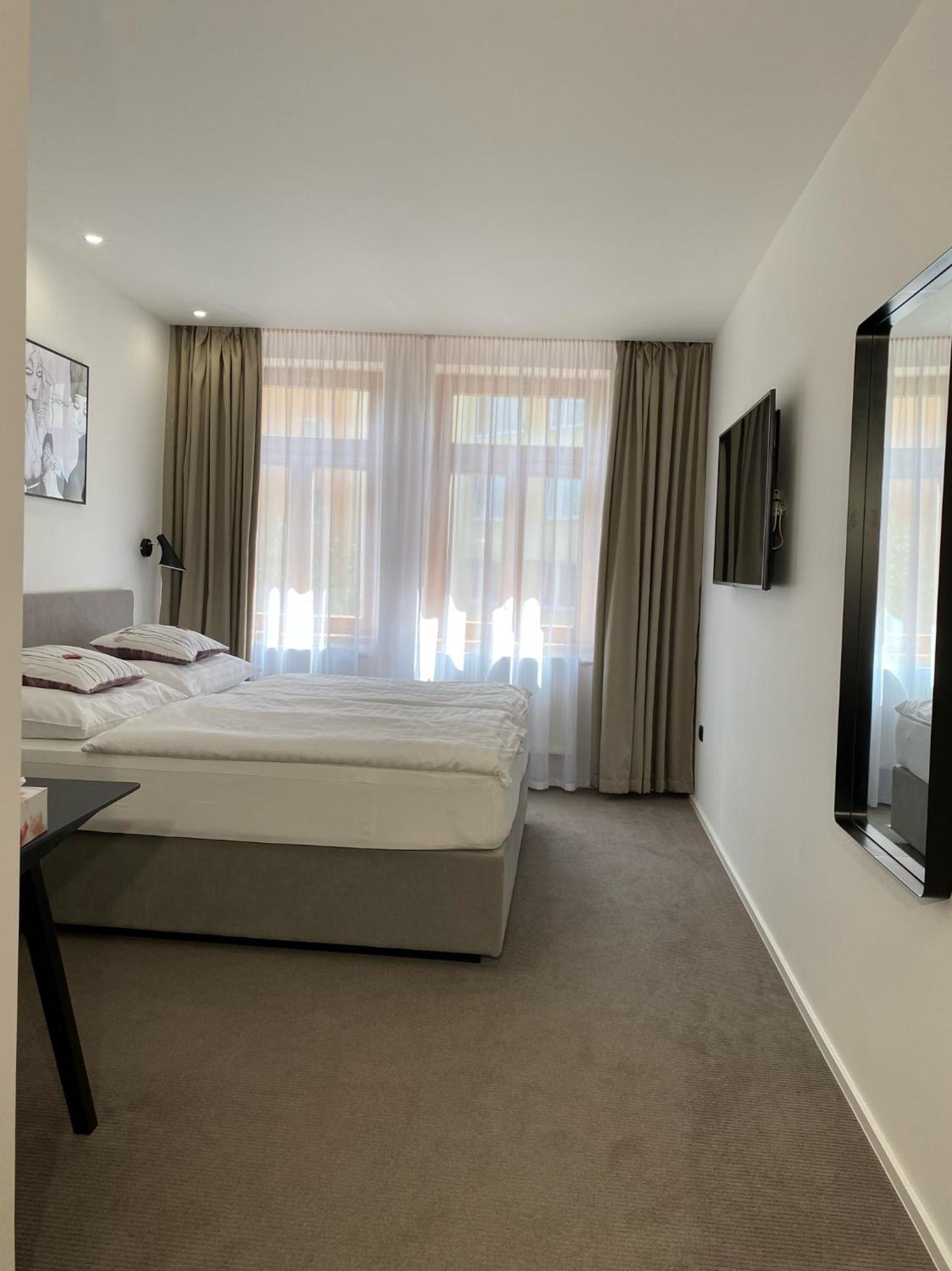Business Double or Twin Room with Street View - Photo 33