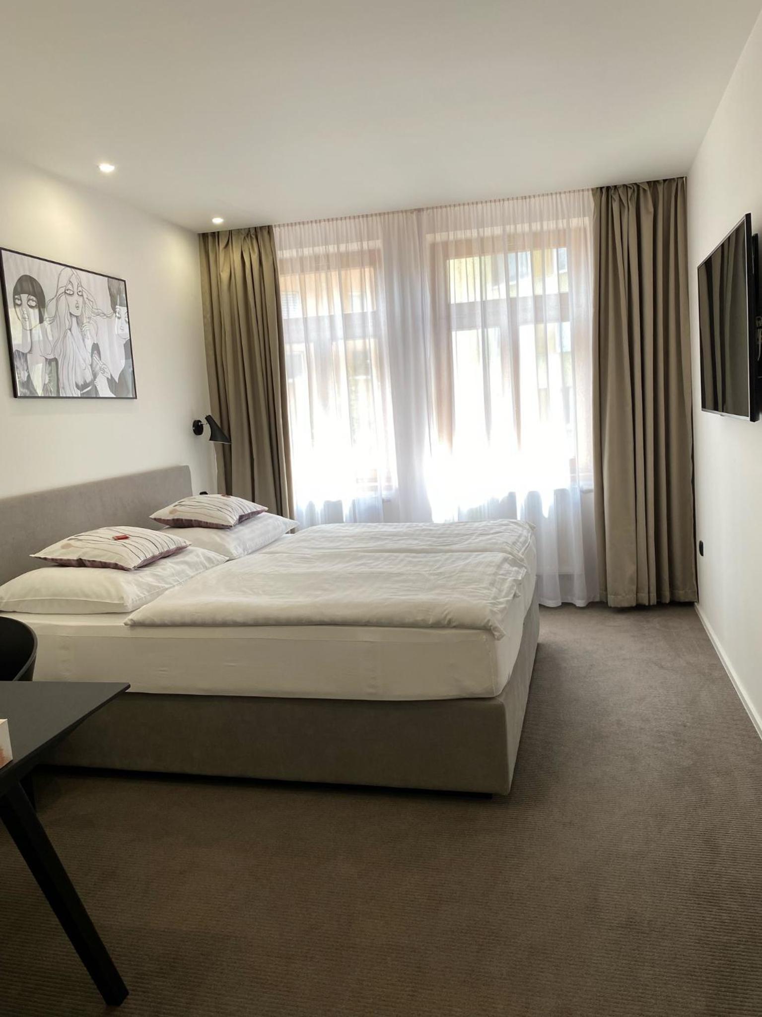 Business Double or Twin Room with Street View - Photo 31
