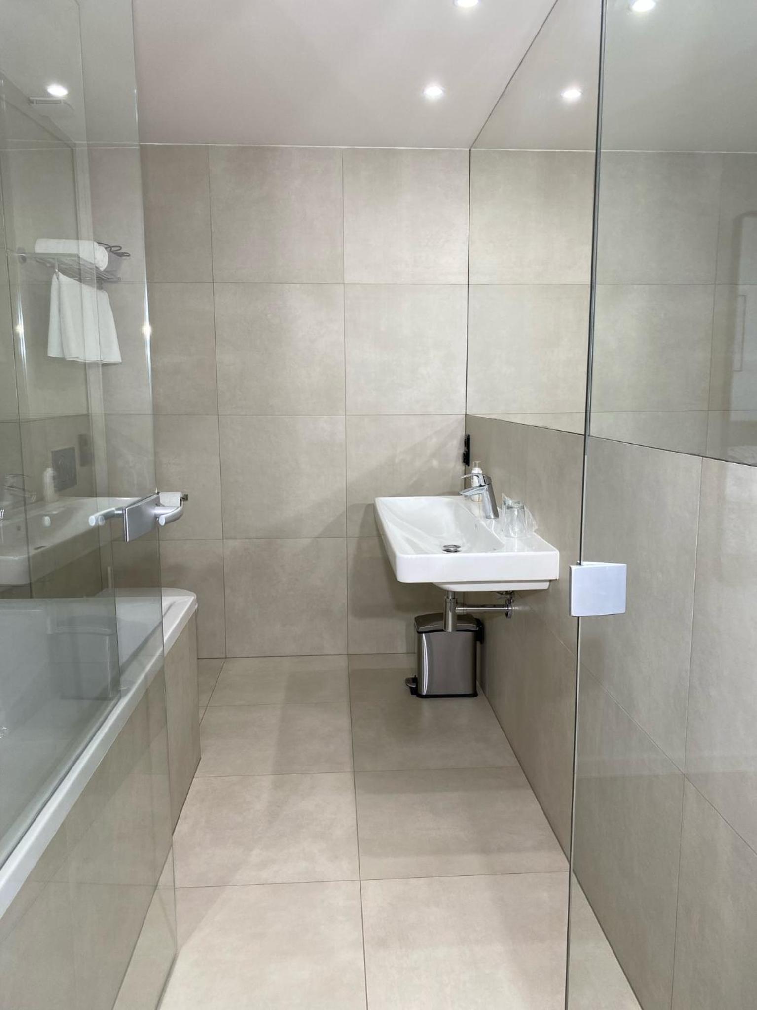 Comfort Business Double or Twin Room with Street View - Photo 2