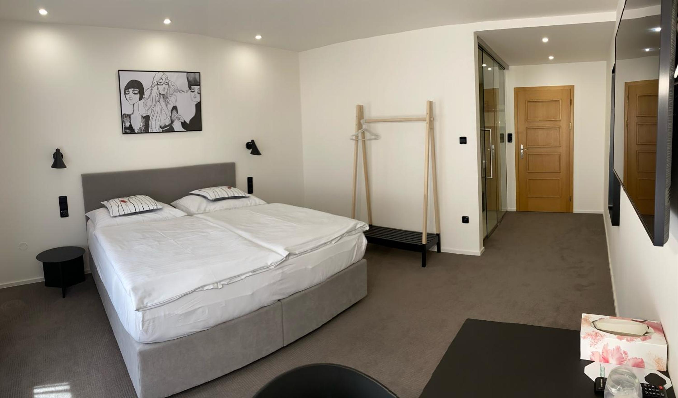 Business Double or Twin Room with Street View - Photo 23