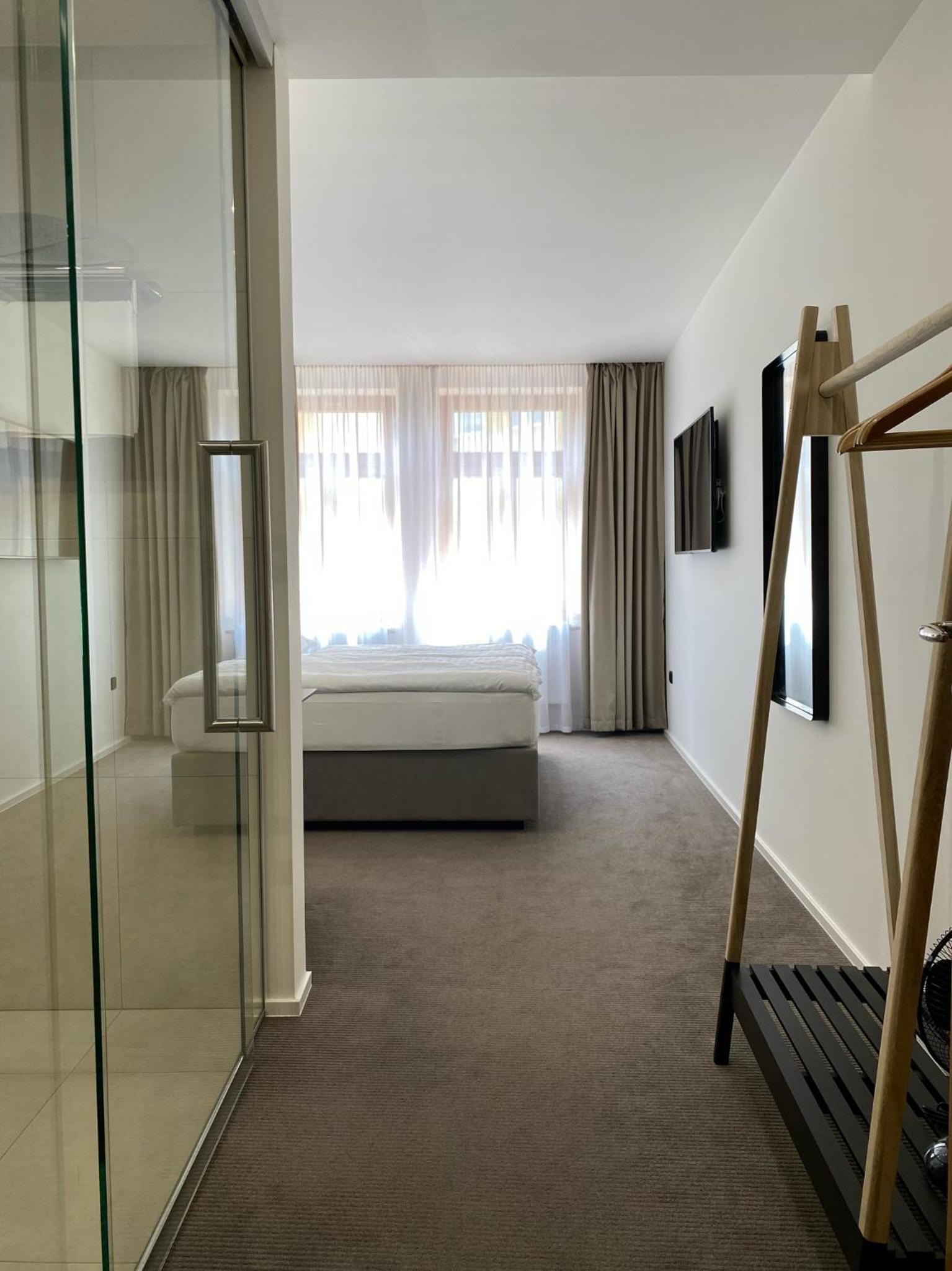 Business Double or Twin Room with Street View - Photo 16