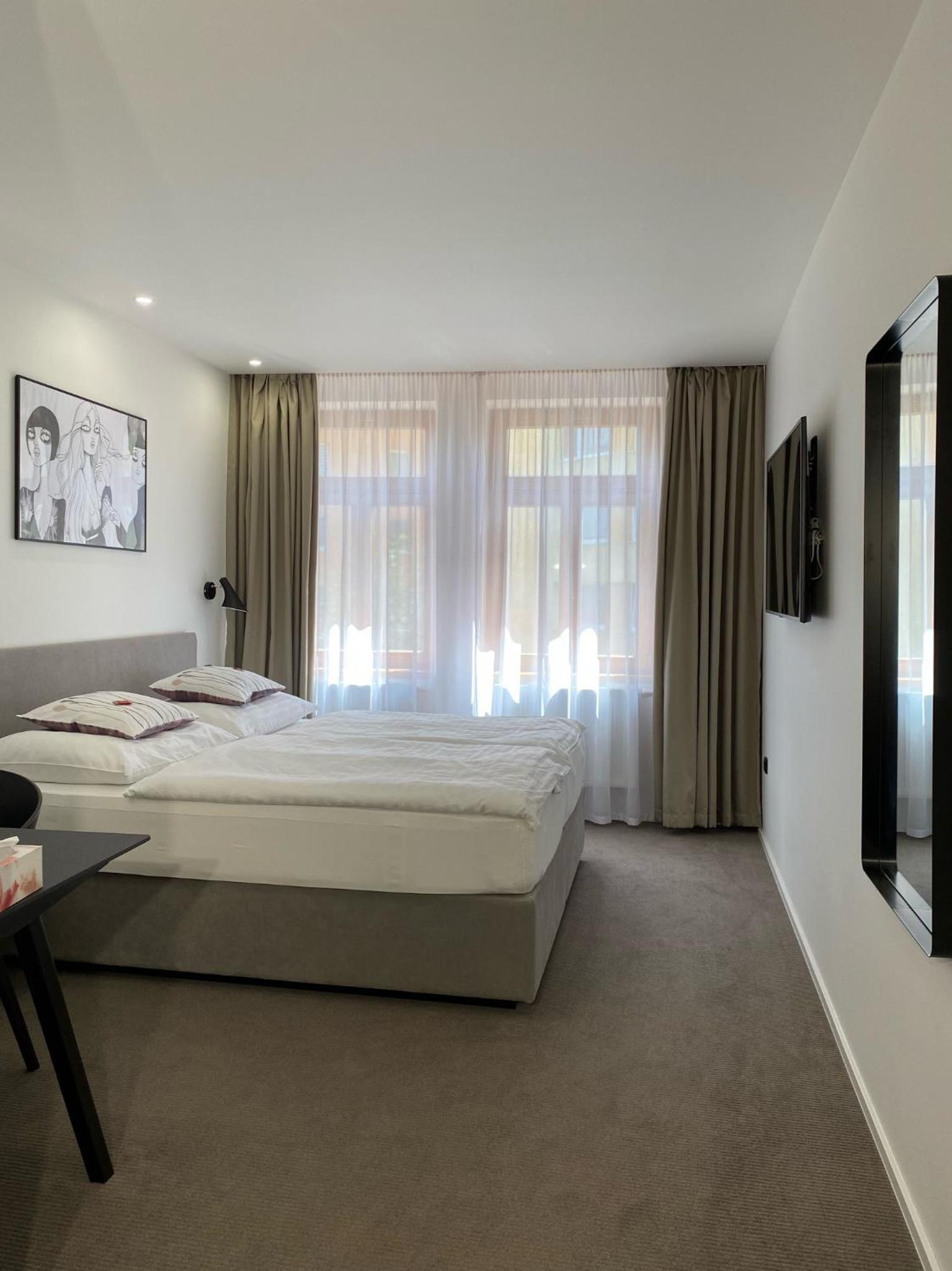 Business Double or Twin Room with Street View - Photo 15