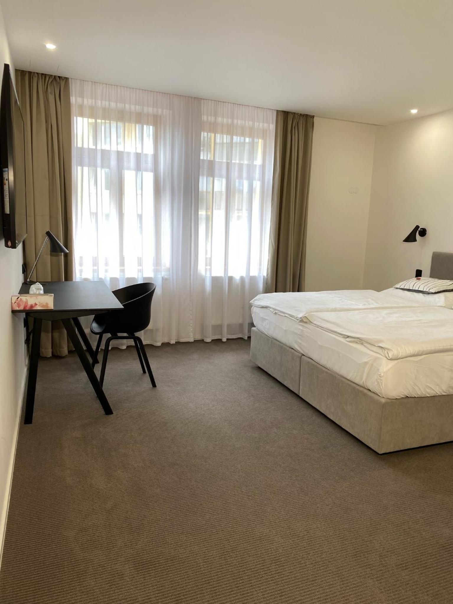 Business Double or Twin Room with Street View - Photo 14