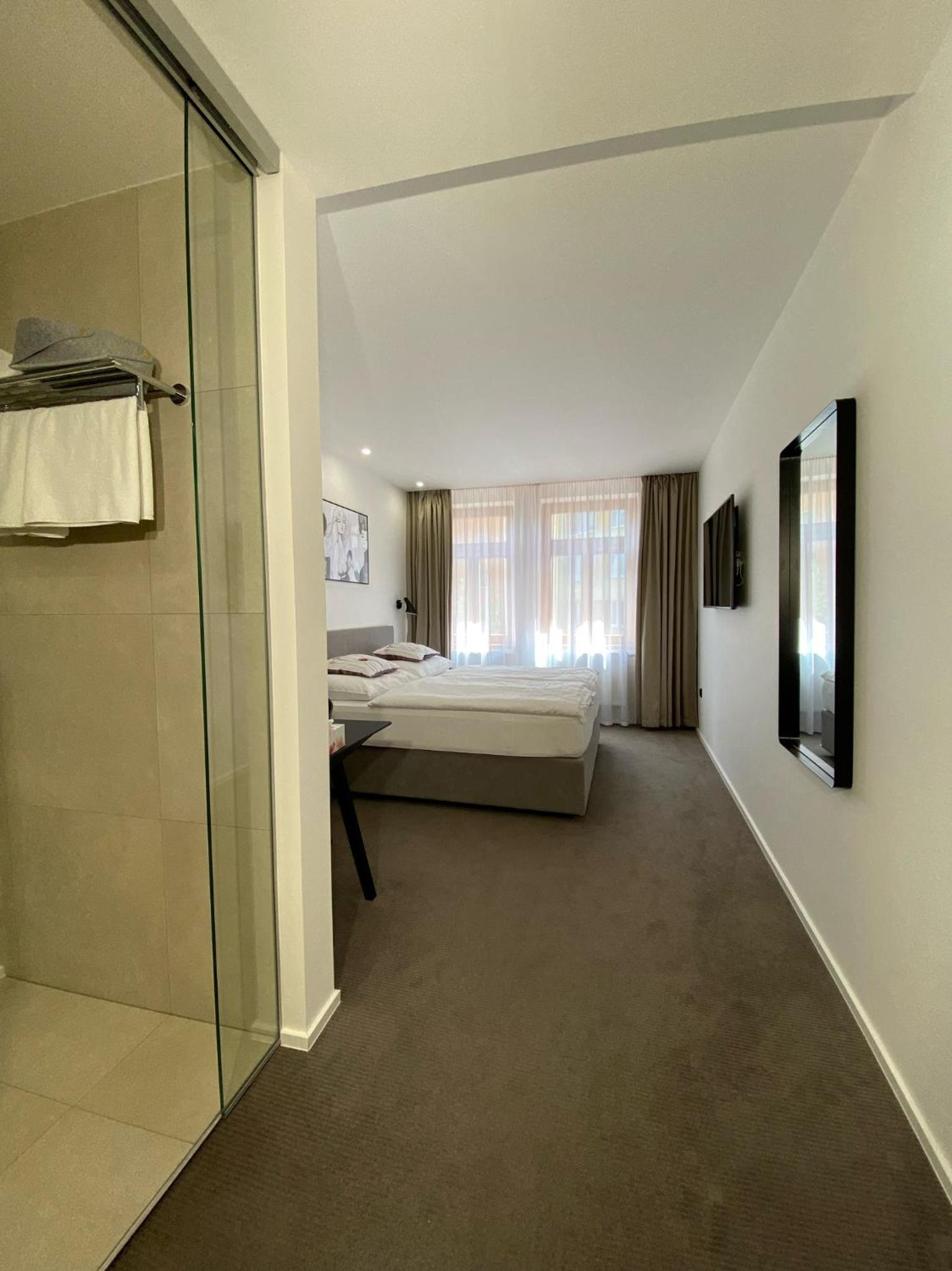 Business Double or Twin Room with Street View - Photo 13