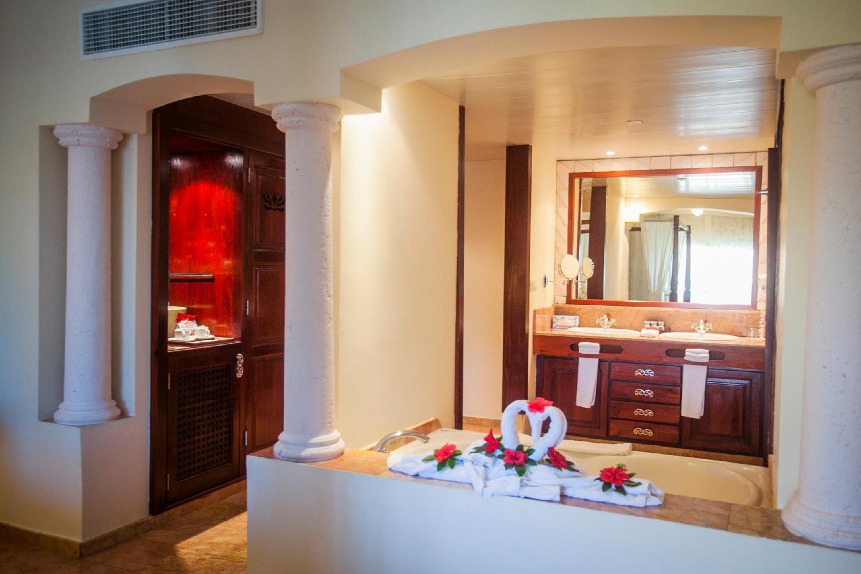 Colonial Club One Bedroom Suite with Jacuzzi (Adults Only, 18+) - Free WiFi photo 2